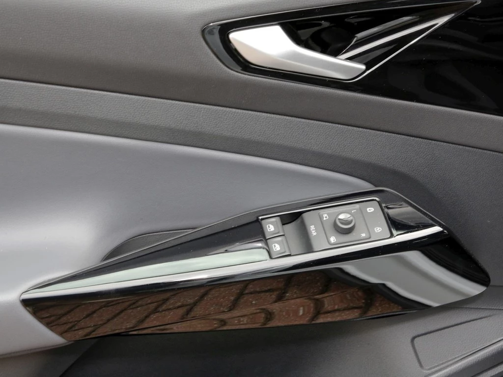 Volkswagen ID.4 Pure Performance 18" Navi LED SHZ ACC PDC