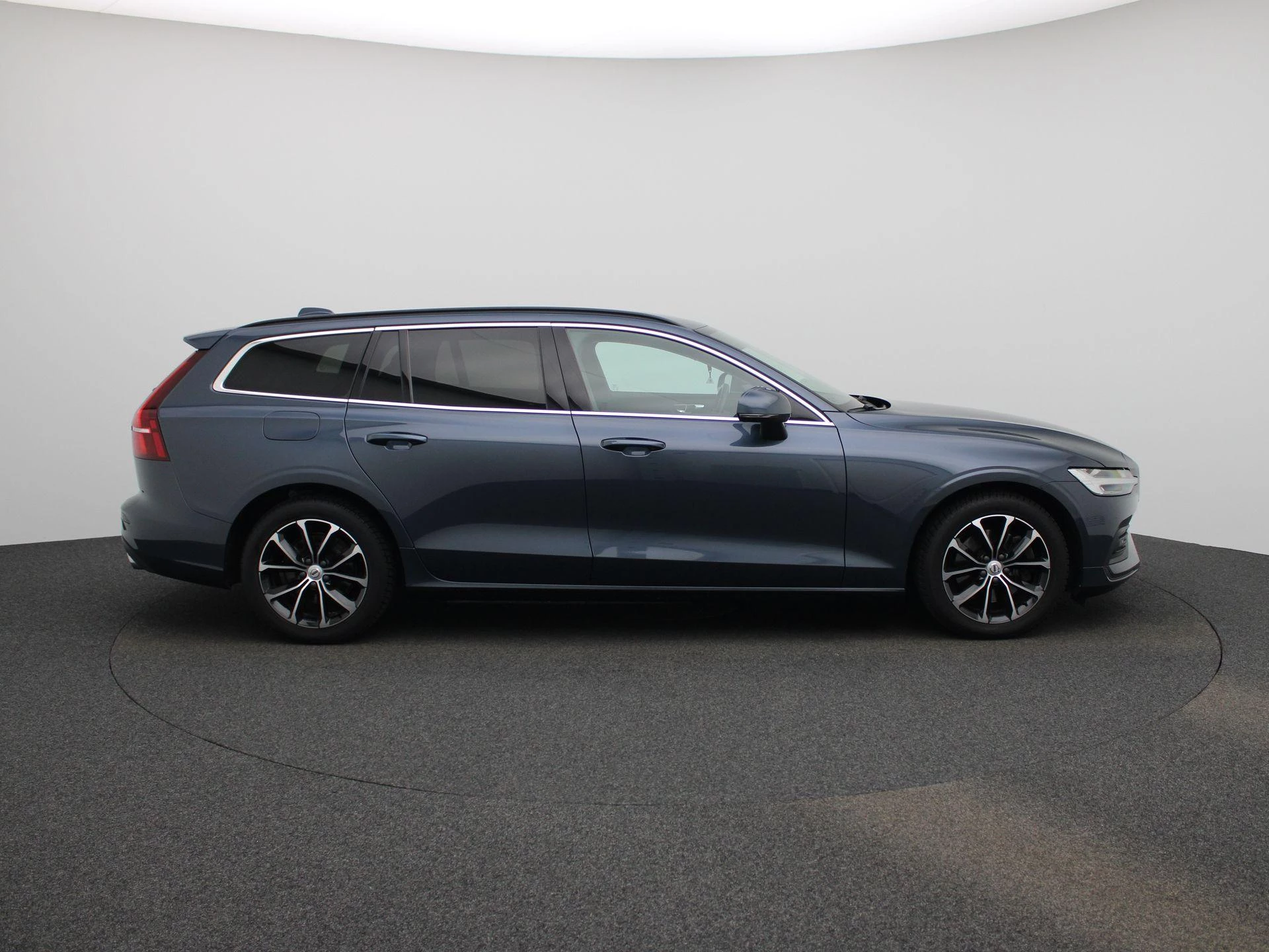 Volvo V60 B3 DCT Momentum Pro
