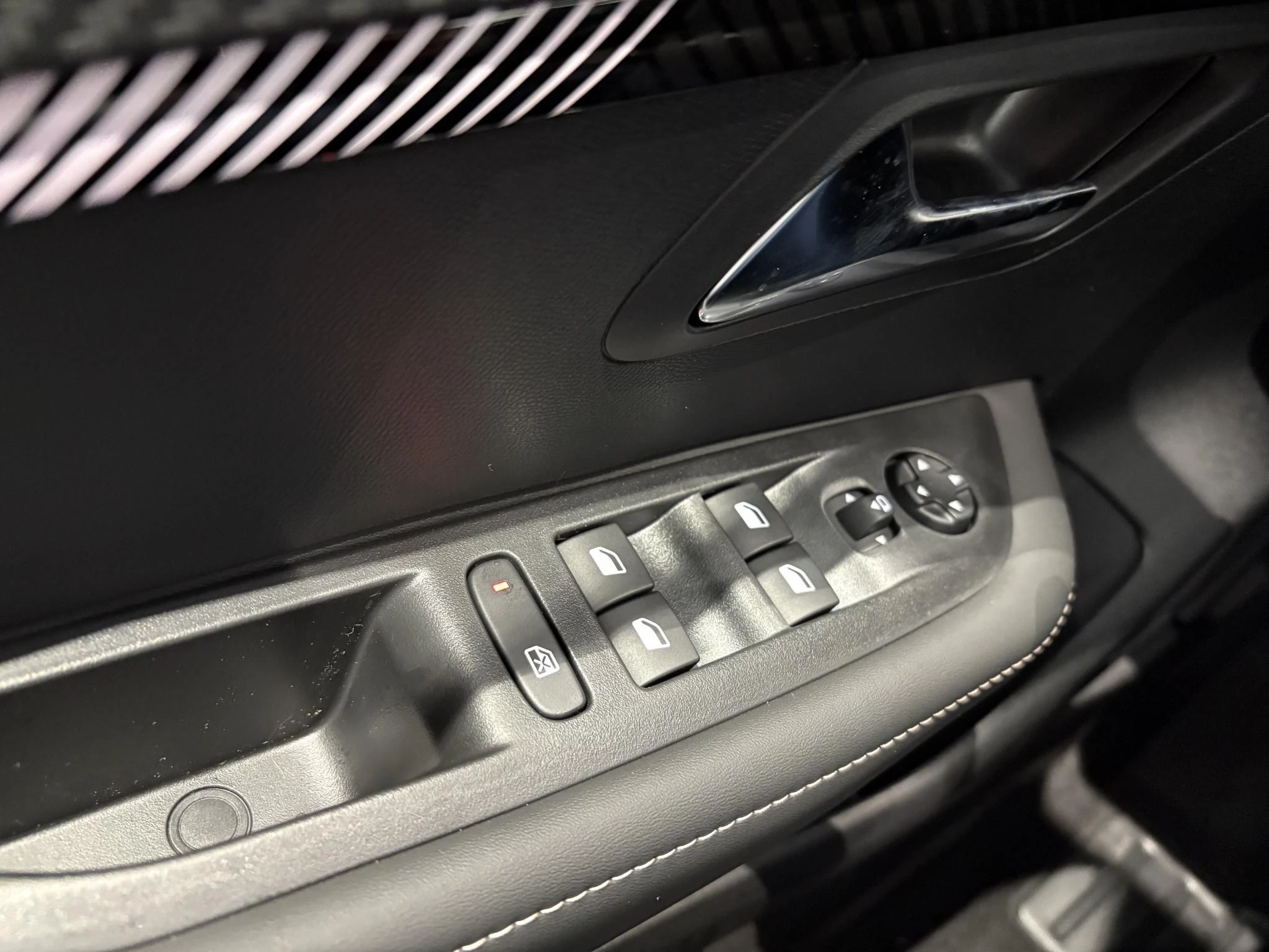 Peugeot 208 1.2 Hybrid 110 e-DCS6 Allure