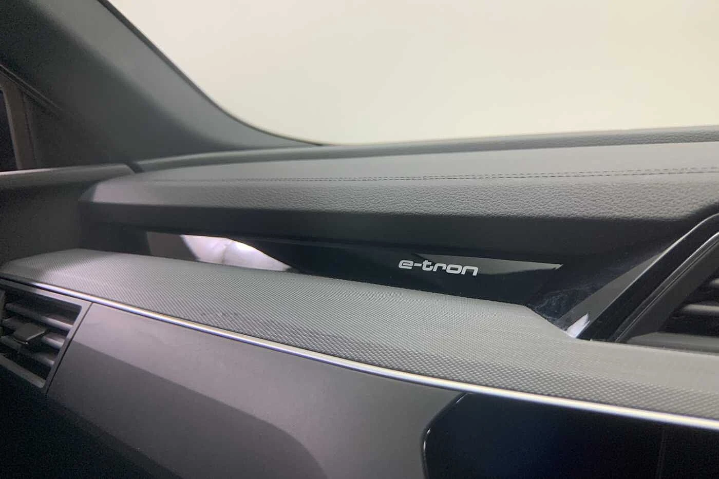 Audi-Q8 e-tron-image-16