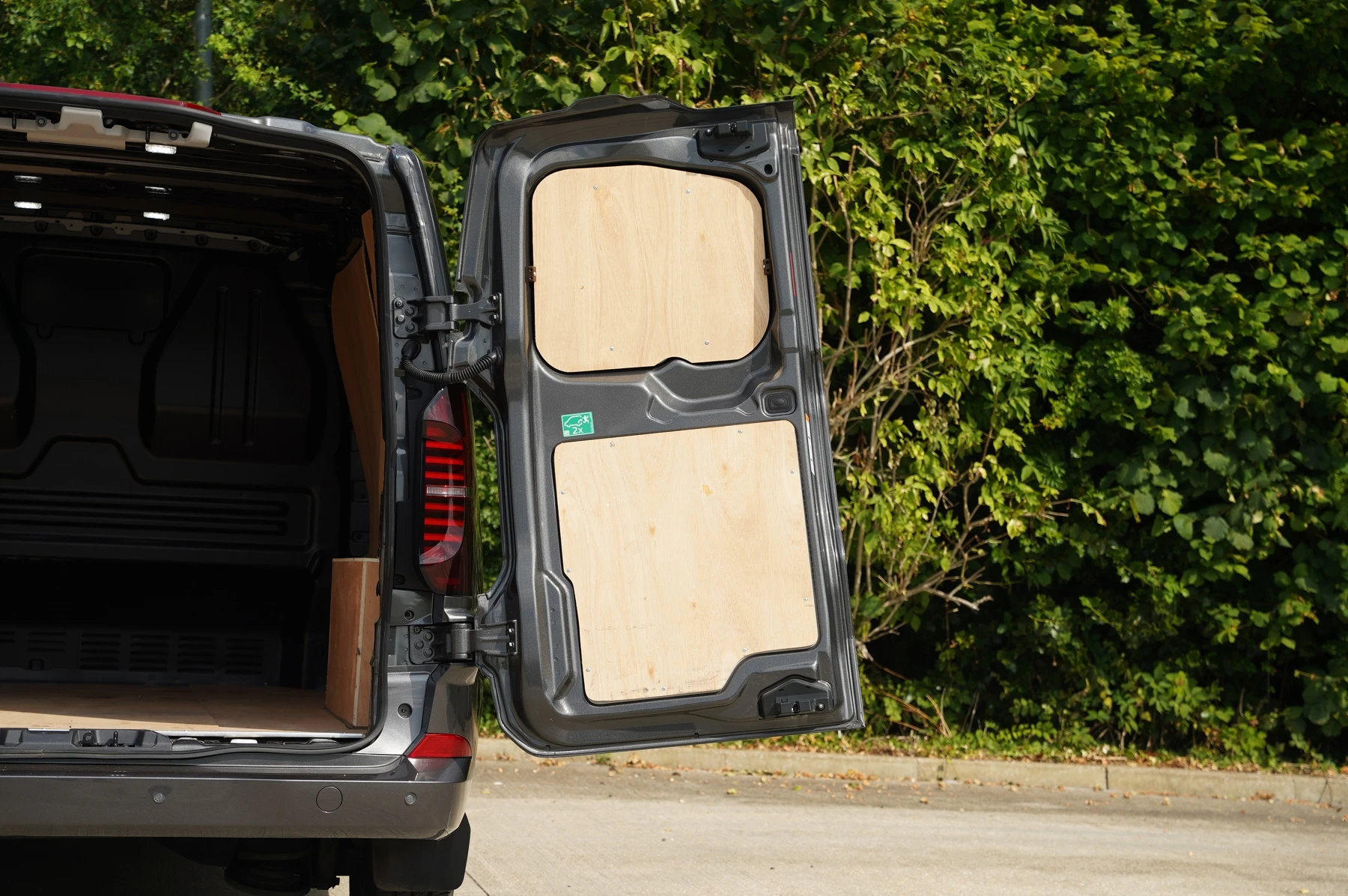 Volkswagen-Transporter-image-27