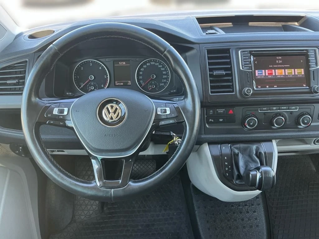 Volkswagen-Caravelle-image-12