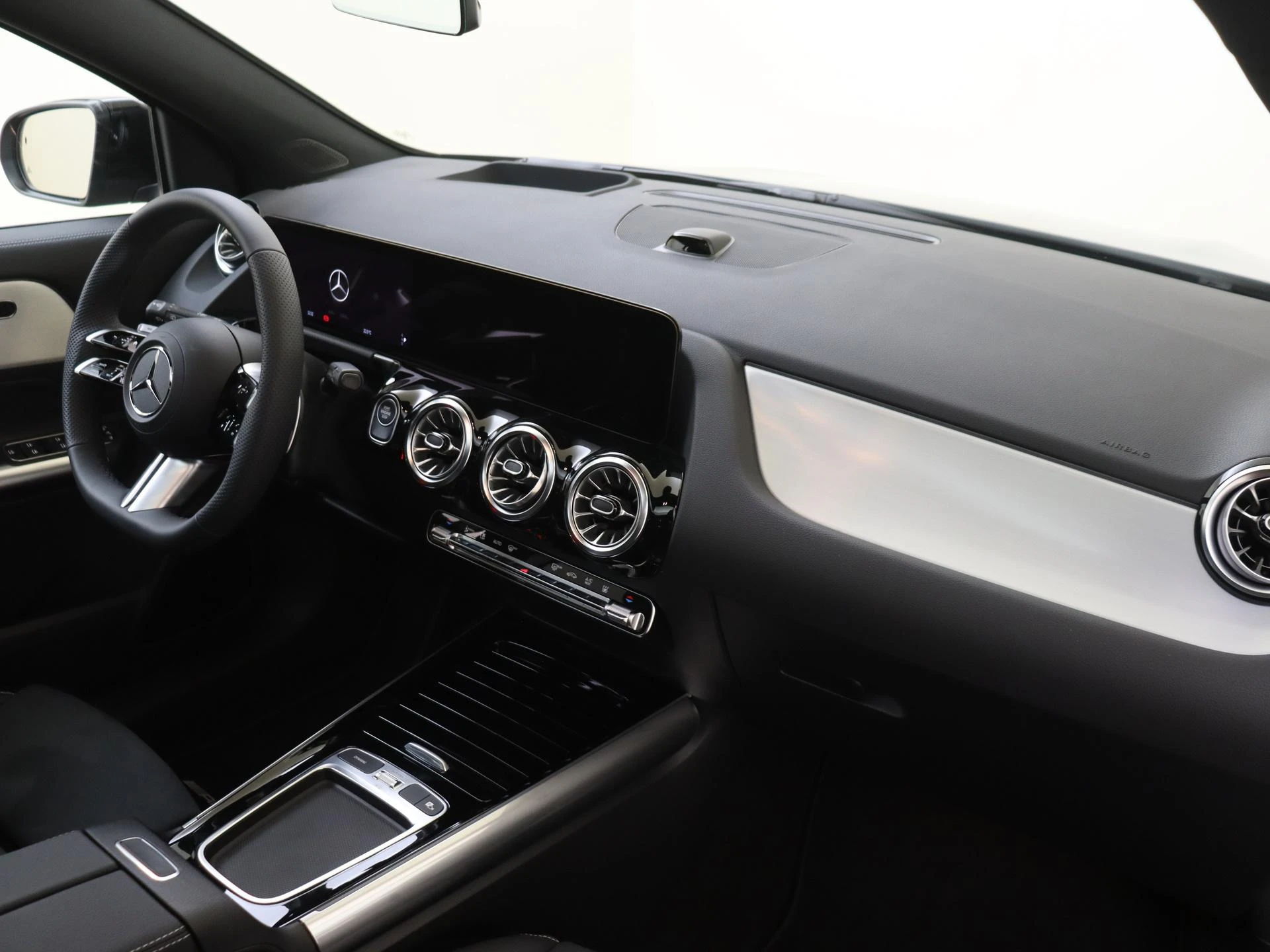 Mercedes-Benz-GLA-image-4