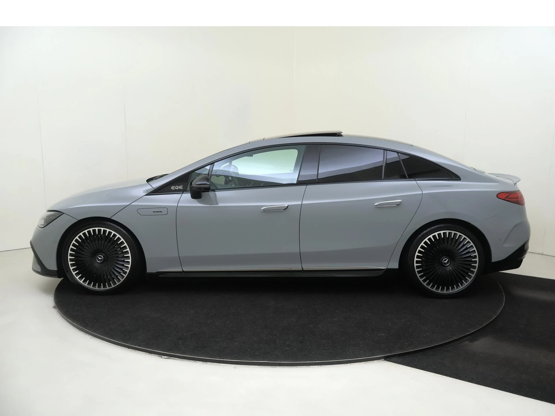 Mercedes-Benz-EQE-image-7
