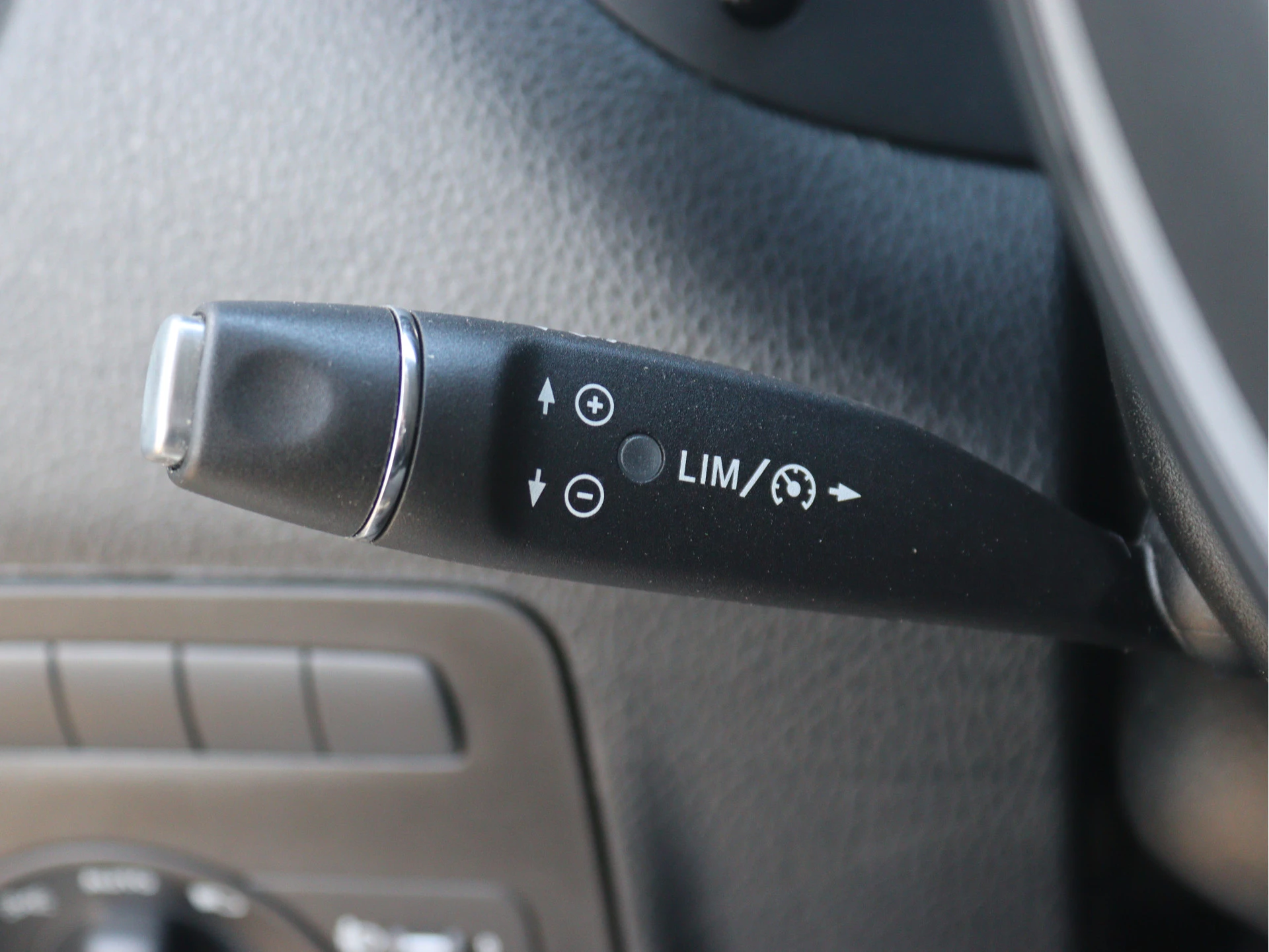 Mercedes-Benz-Vito-image-8