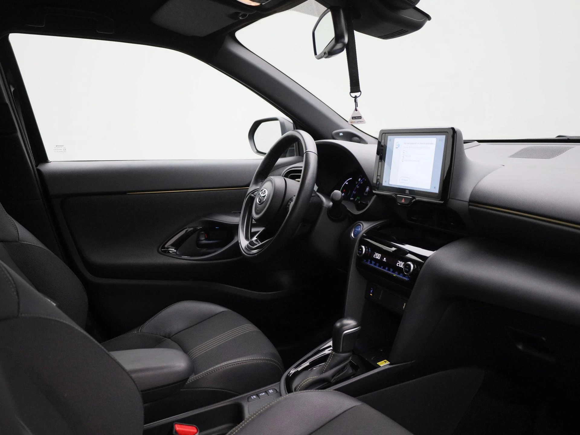 Toyota-Yaris Cross-image-33