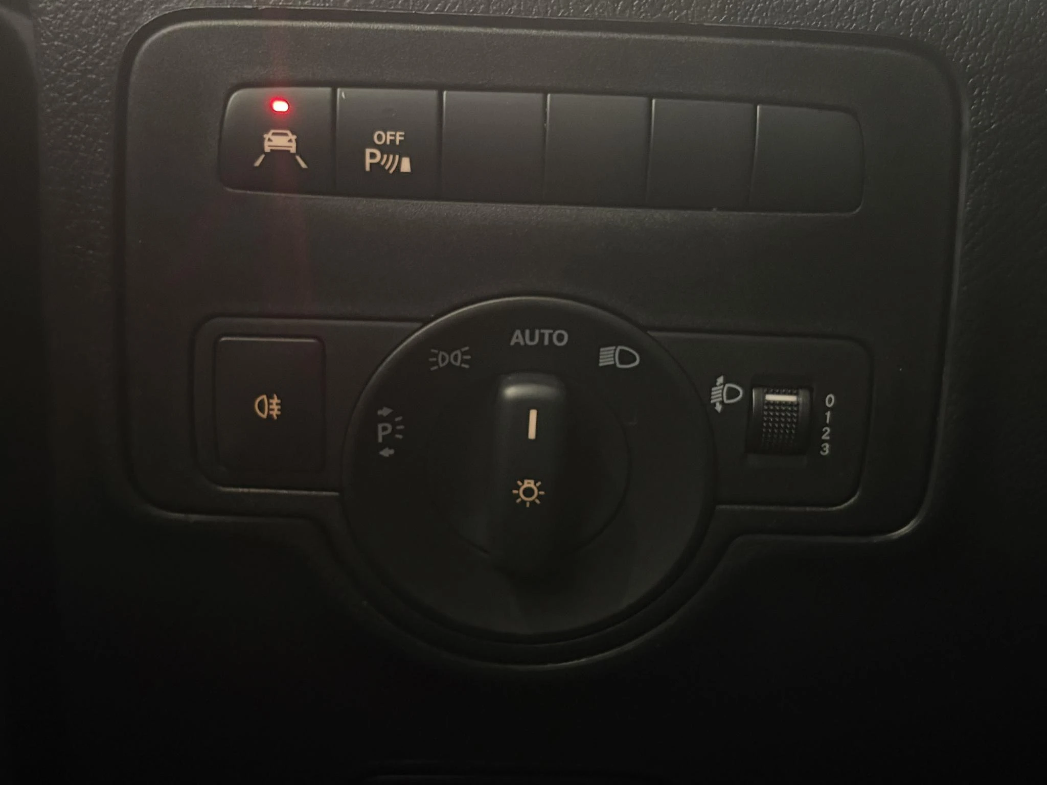 Mercedes-Benz-Vito-image-18