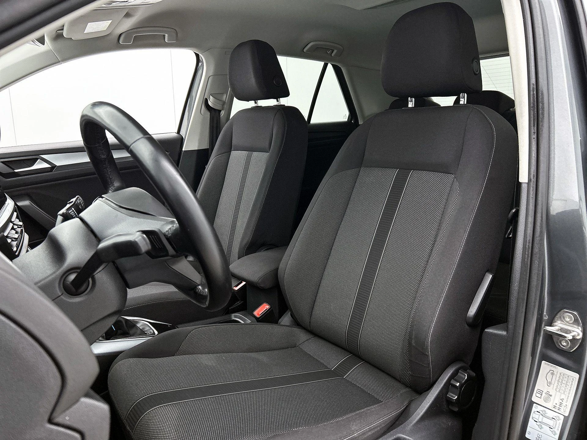 Volkswagen-T-Roc-image-35