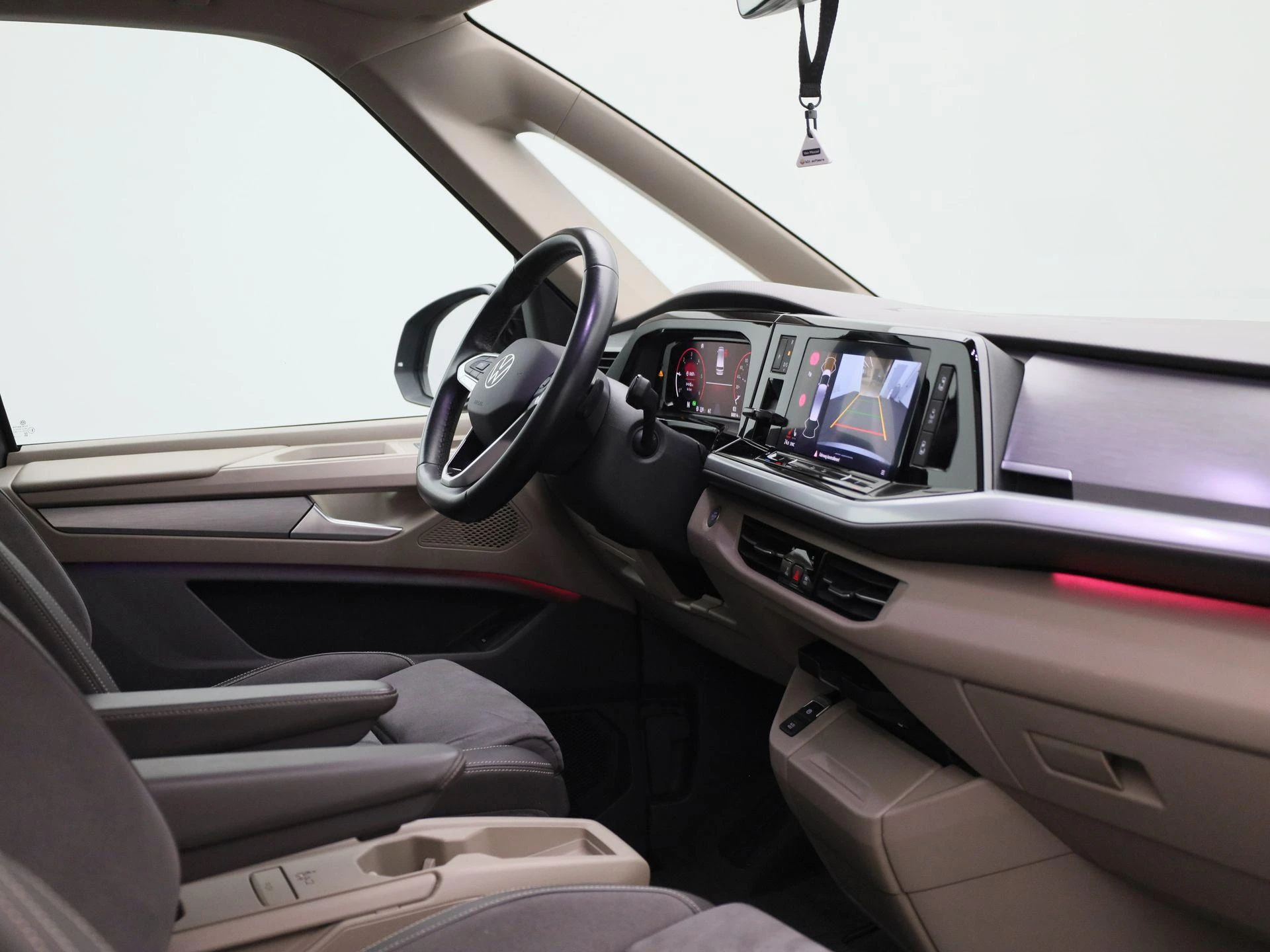 Volkswagen-Multivan-image-41
