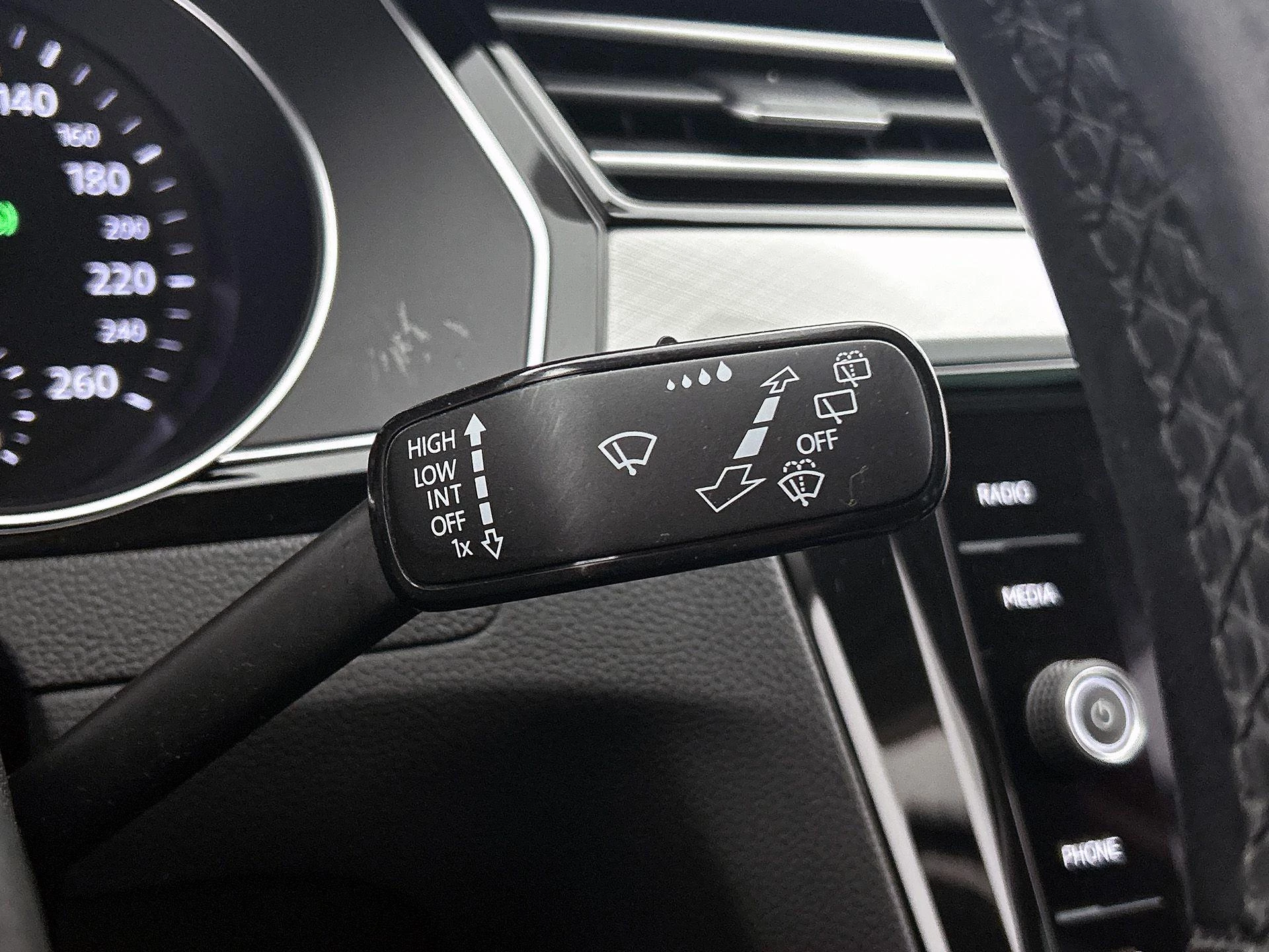 Volkswagen-Passat-image-8