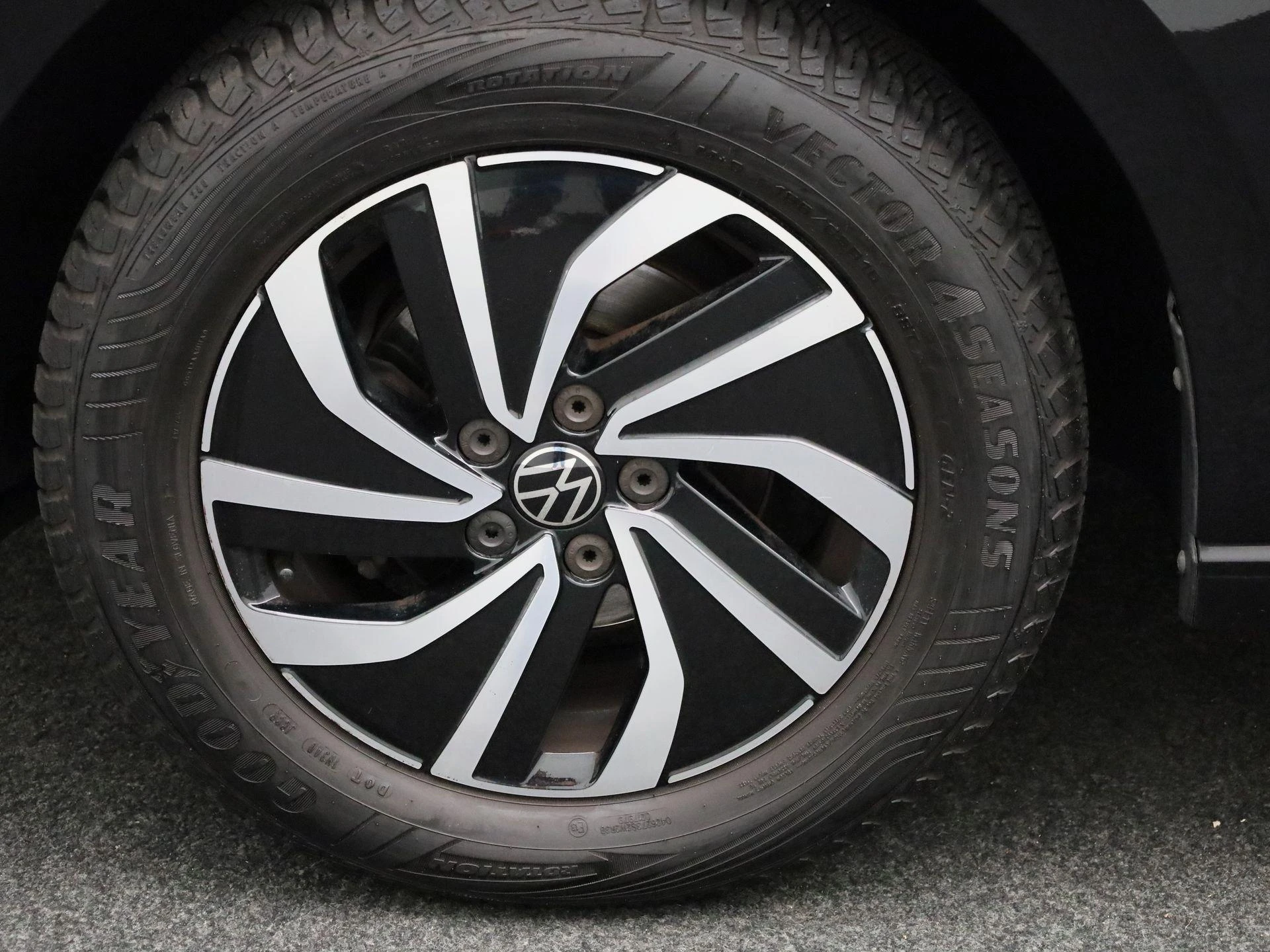 Volkswagen-Polo-image-12