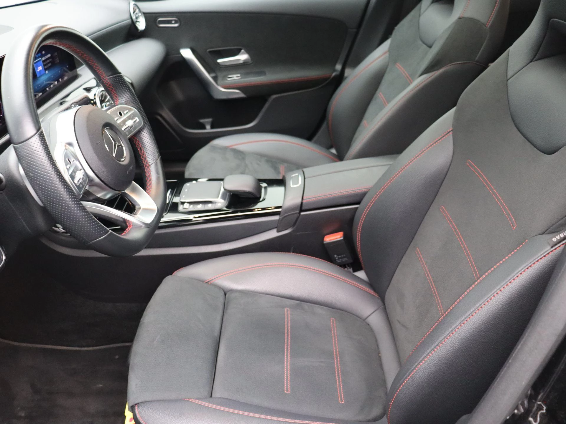 Mercedes-Benz Classe A 200 AMG Line + PANORAMISCH DAK + MULTIBEAM LED + CARPLAY +