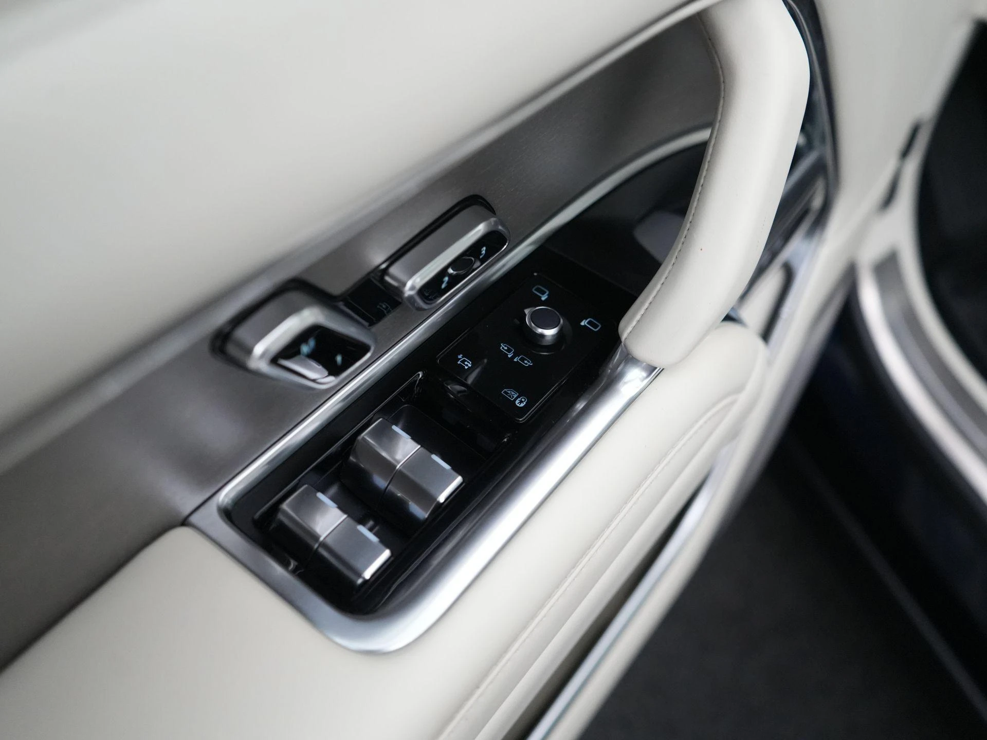 Land Rover-Range Rover-image-42