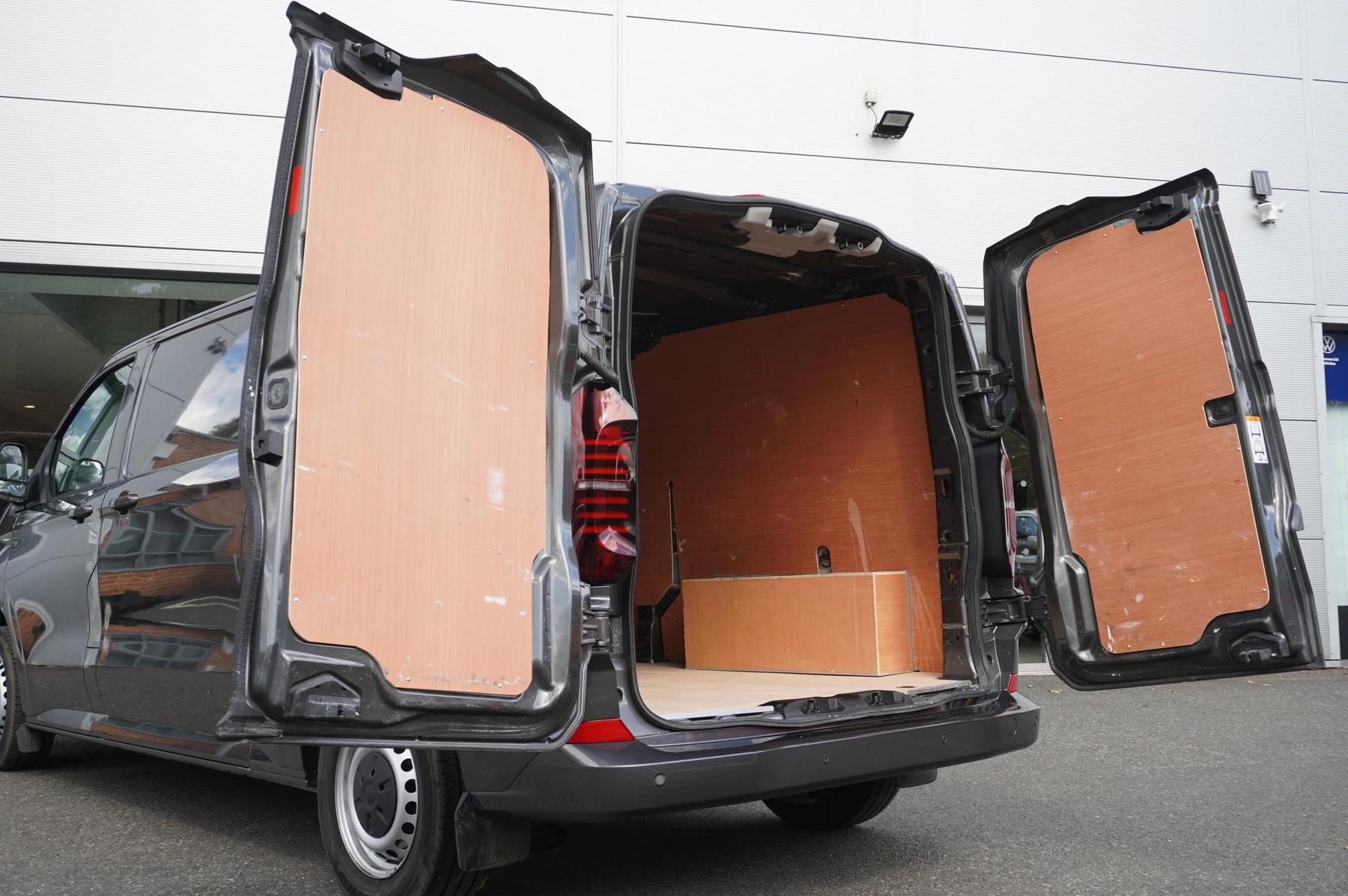 Volkswagen-Transporter-image-18