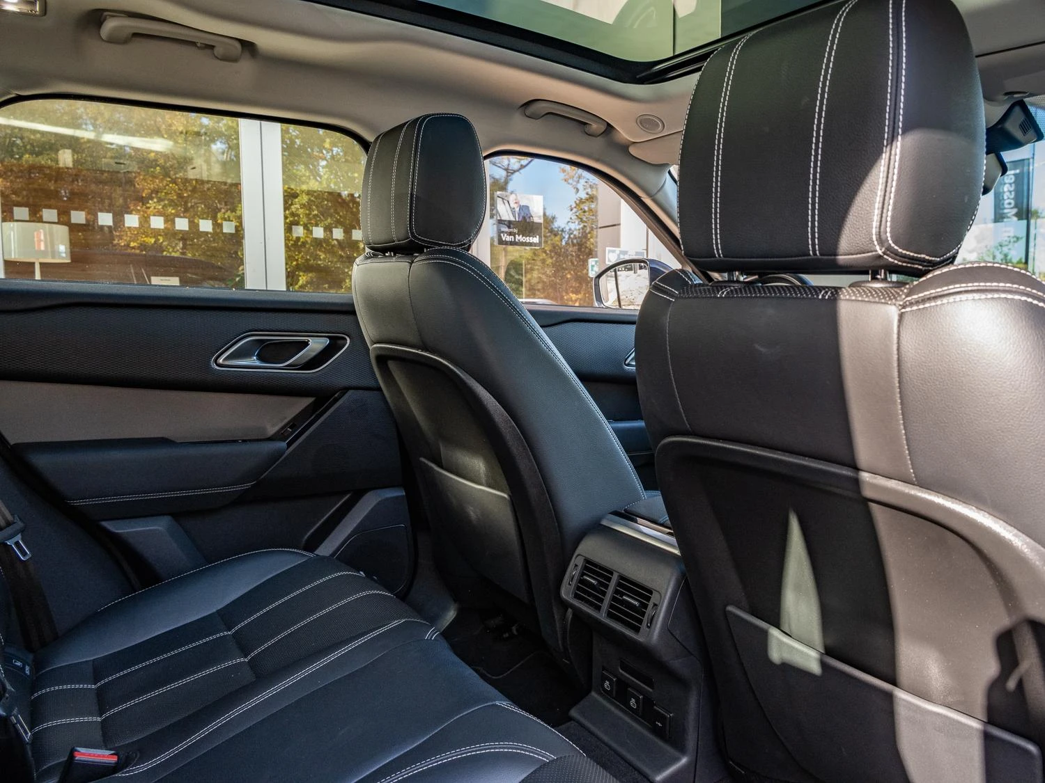 Land Rover-Range Rover Velar-image-17