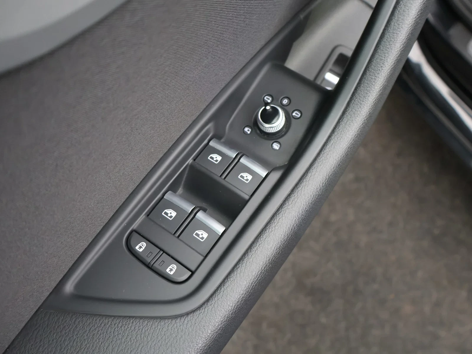 Audi A4 Avant 35TFSI Business Edition *AUTOMAAT*PDC*NAVI*CRUISE*ZETELVERWARMING*BLTH*...*