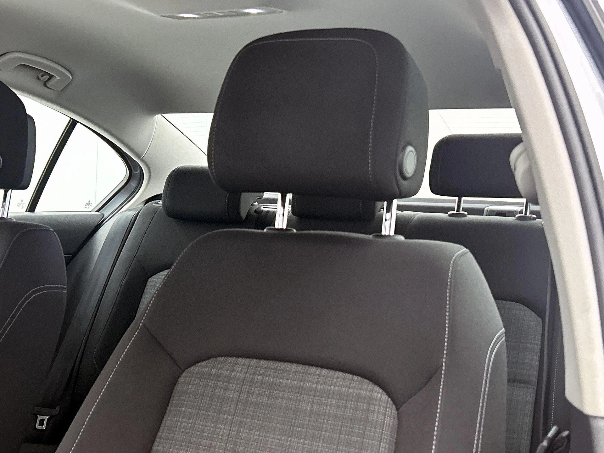 Volkswagen-Passat-image-12