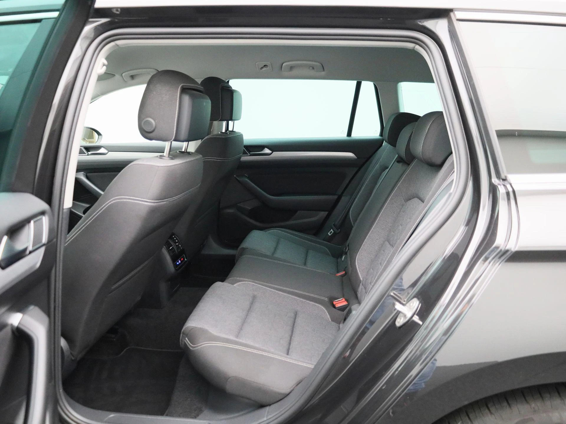 Volkswagen-Passat-image-11