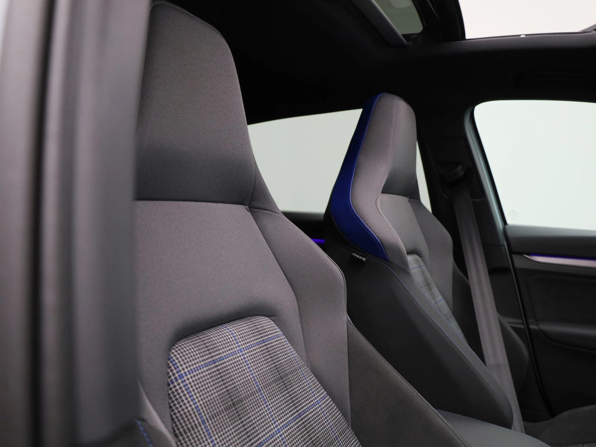 Volkswagen-Golf-image-37