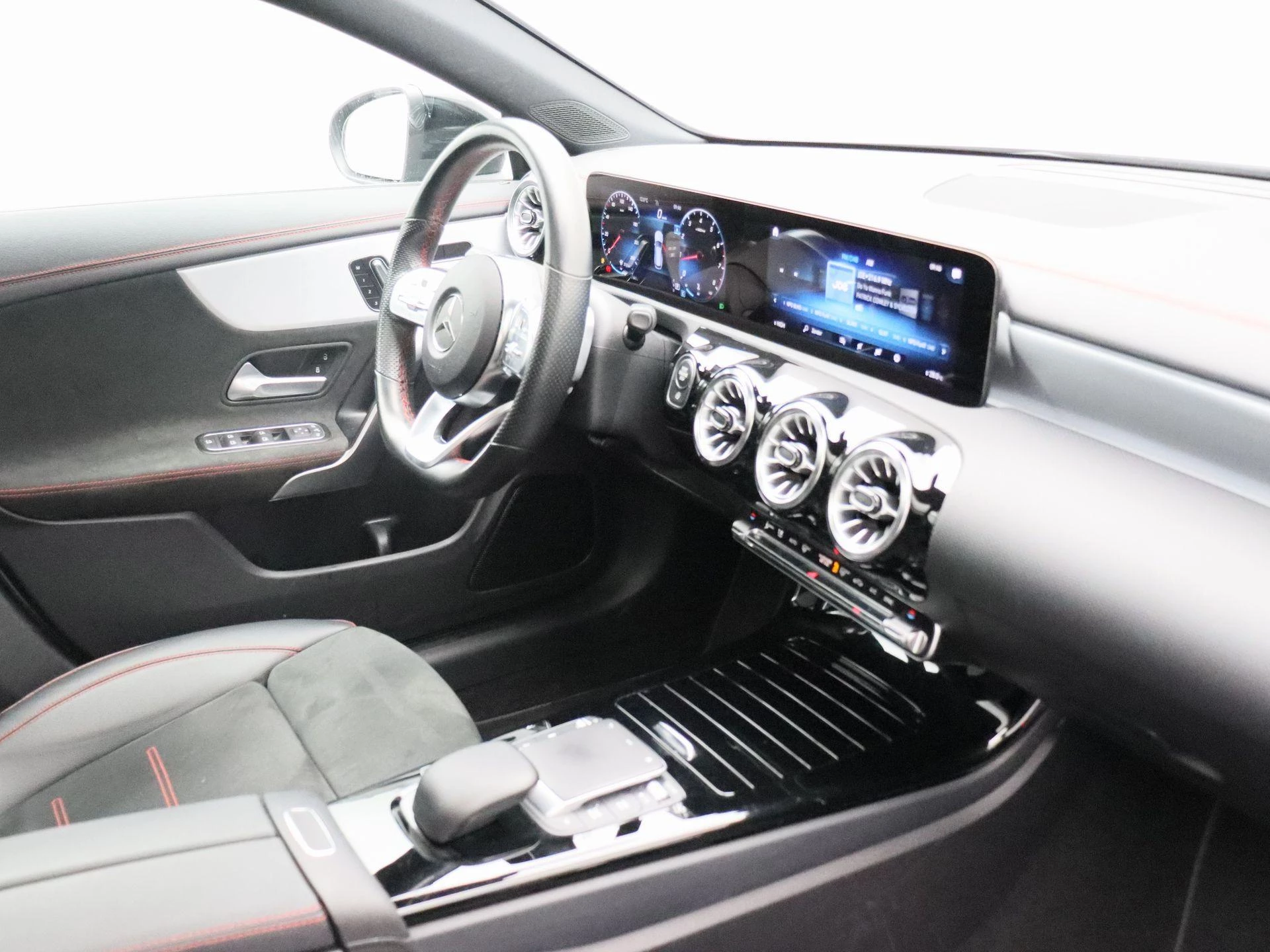 Mercedes-Benz CLA 200 AMG Line Shooting Brake + PANORAMISCH DAK + MULTIBEAM LED + CARPLAY +