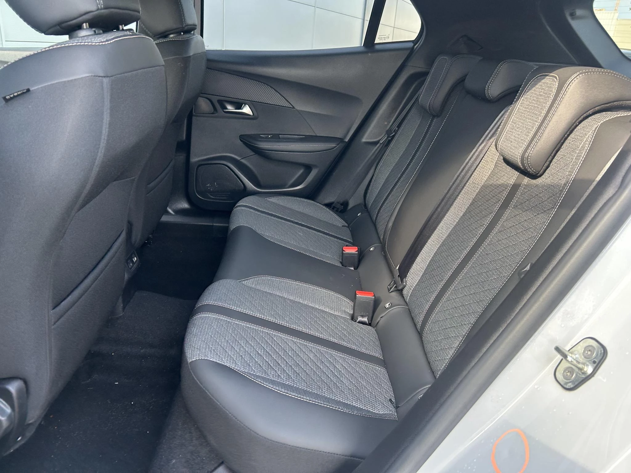 Peugeot 2008 1.2 Hybrid 145 Allure