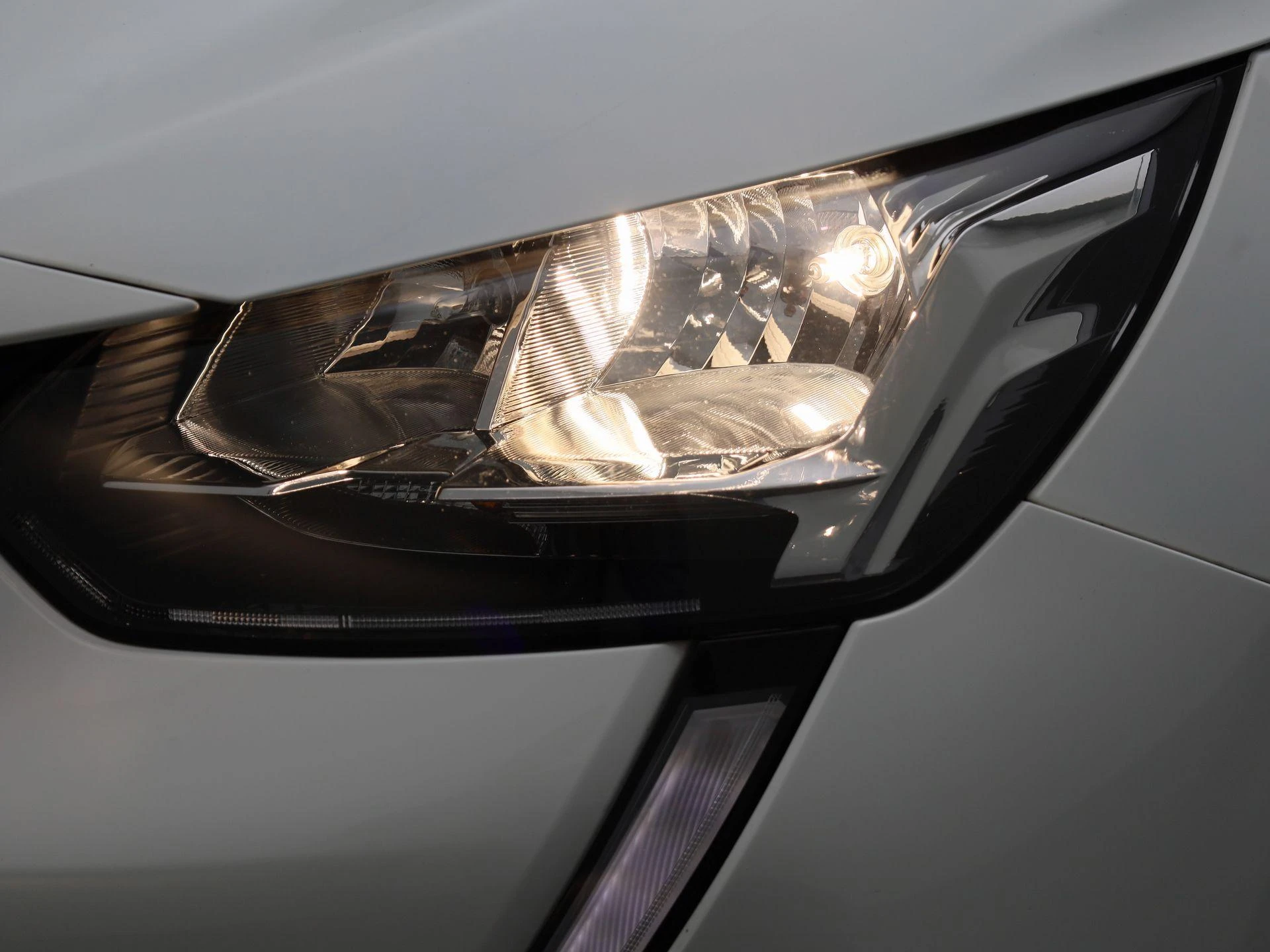 Peugeot-208-image-12