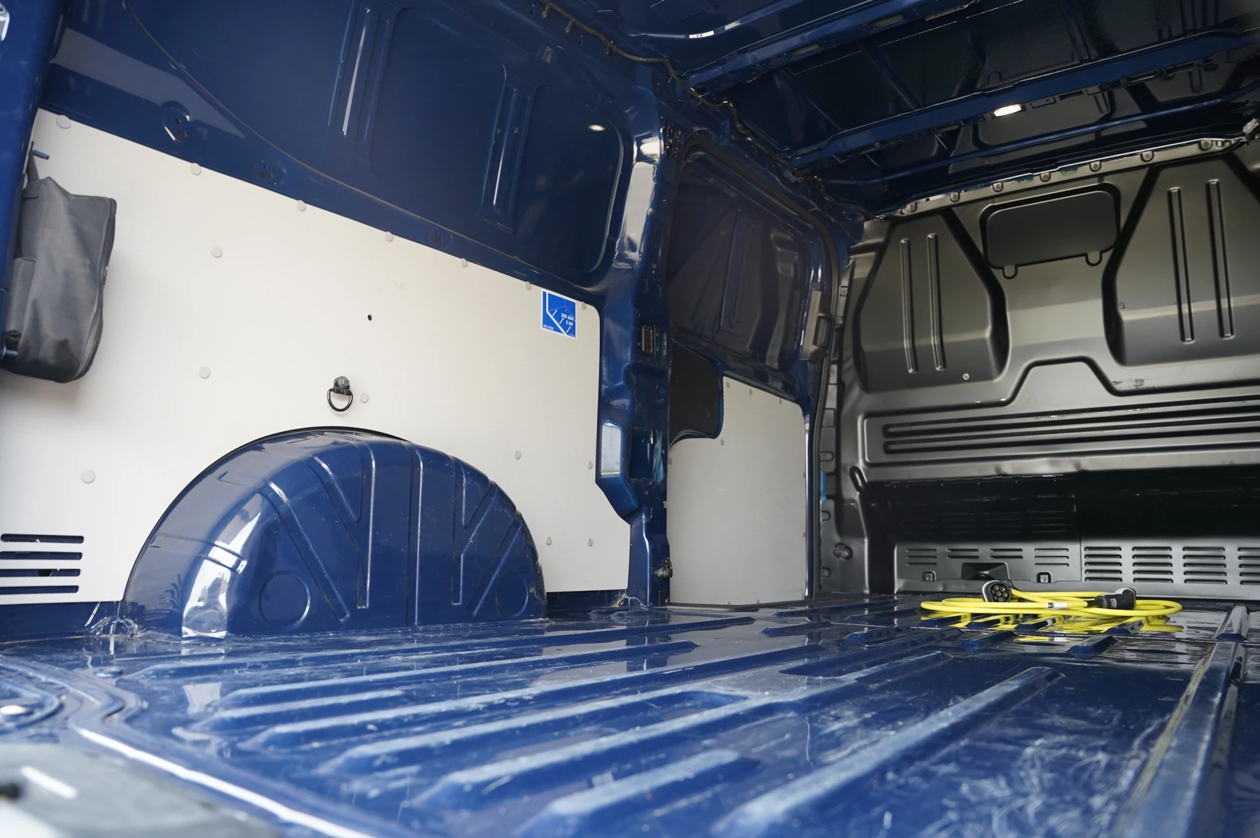 Volkswagen-Transporter-image-37