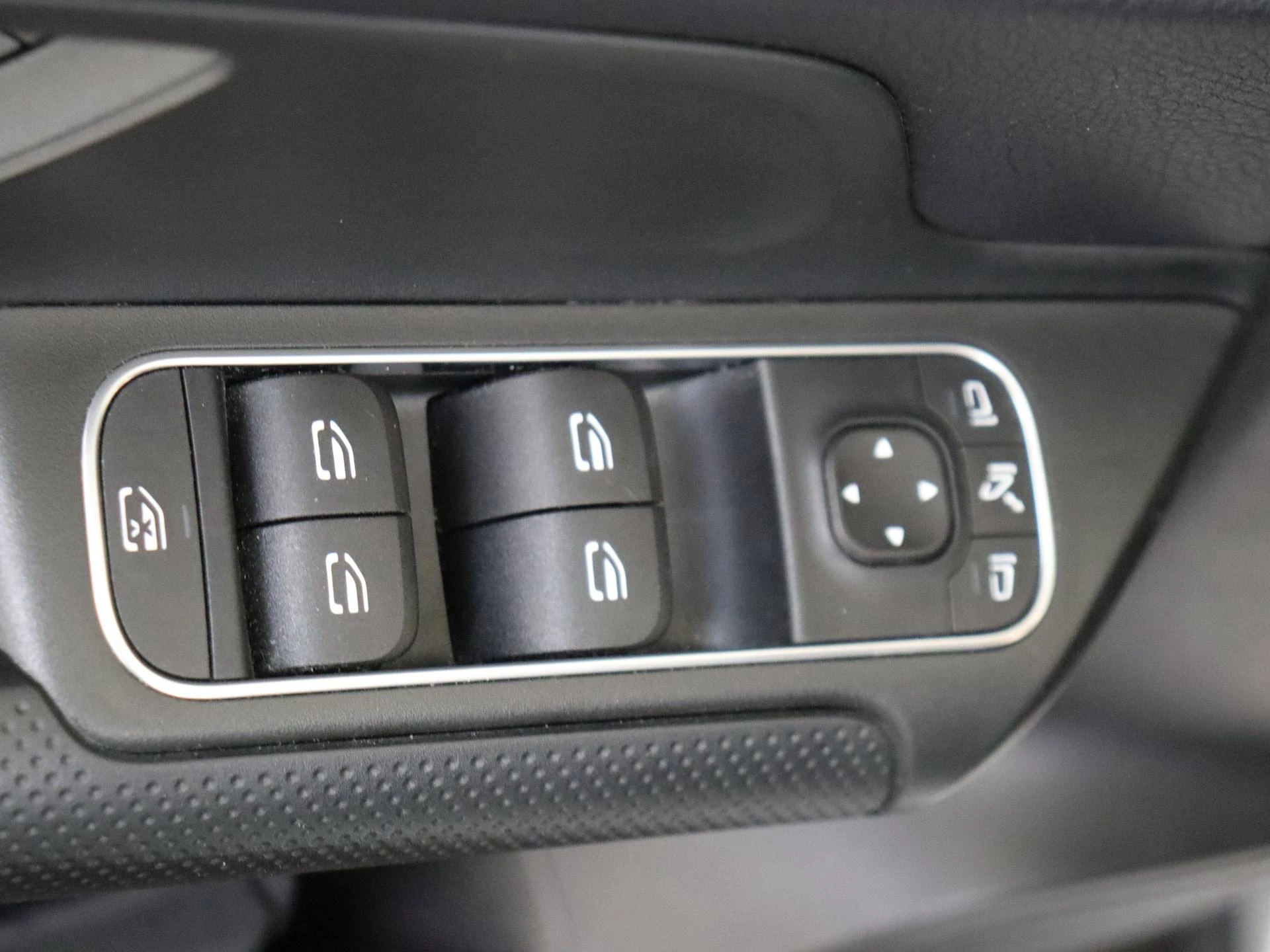 Mercedes-Benz-GLB-image-23