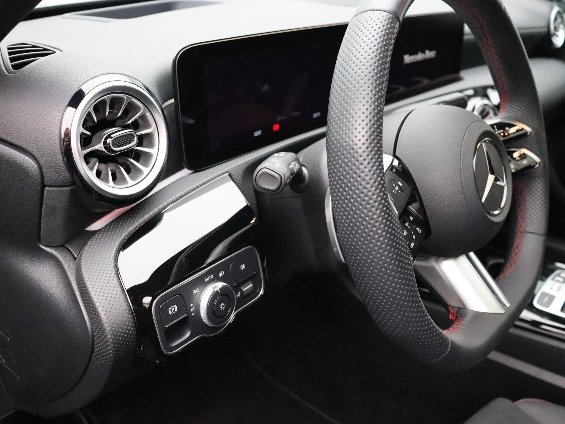 Mercedes-Benz A-Klasse 250 e AMG Line + PANO DAK + MULTIBEAM LED + CARPLAY +