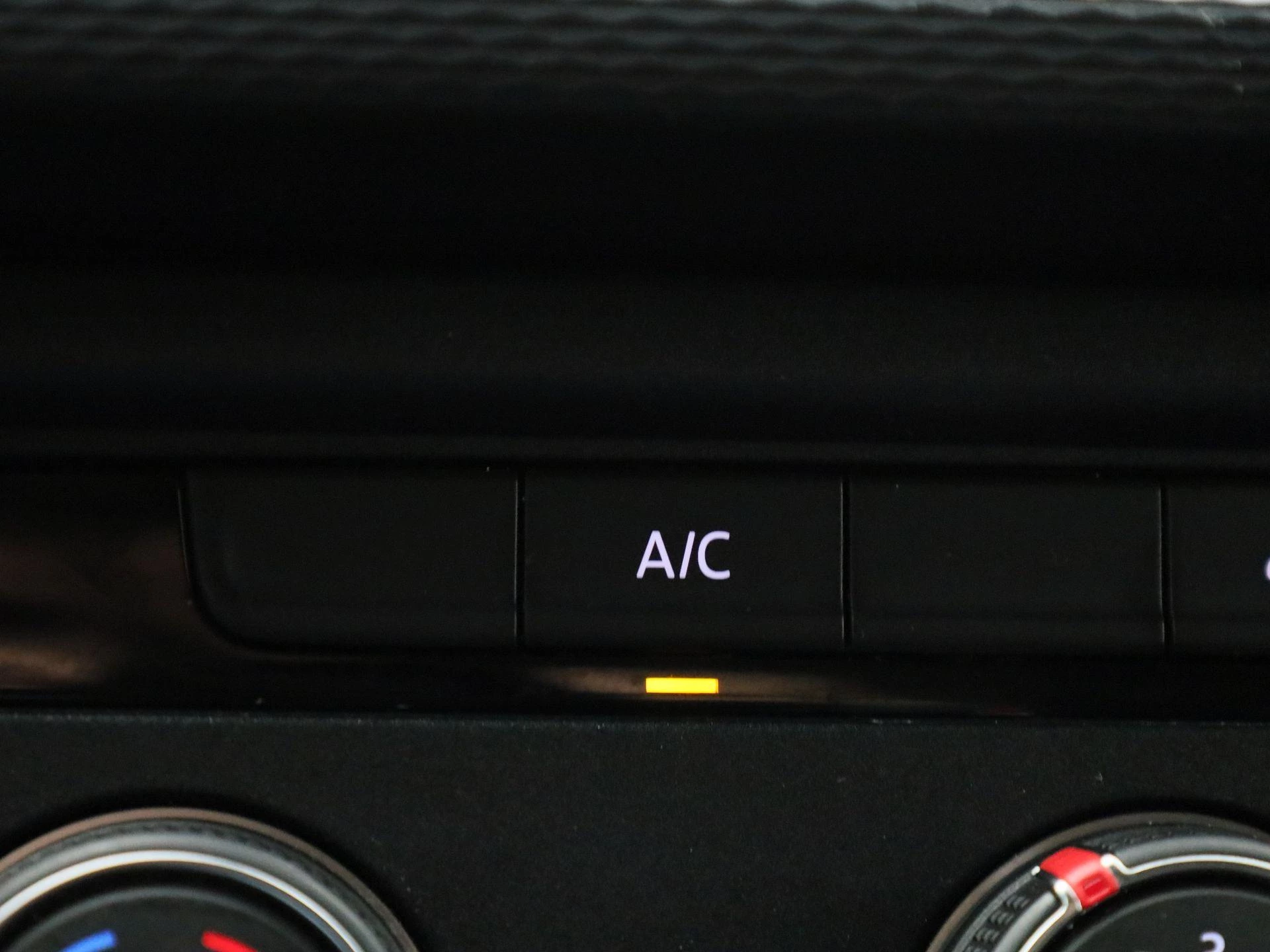 Volkswagen-Transporter-image-25