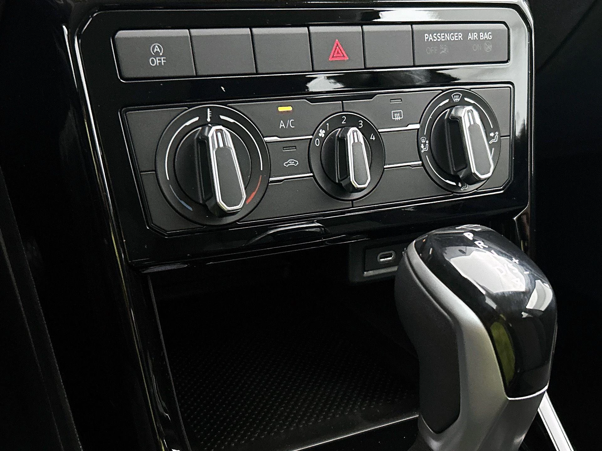 Volkswagen-T-Cross-image-18