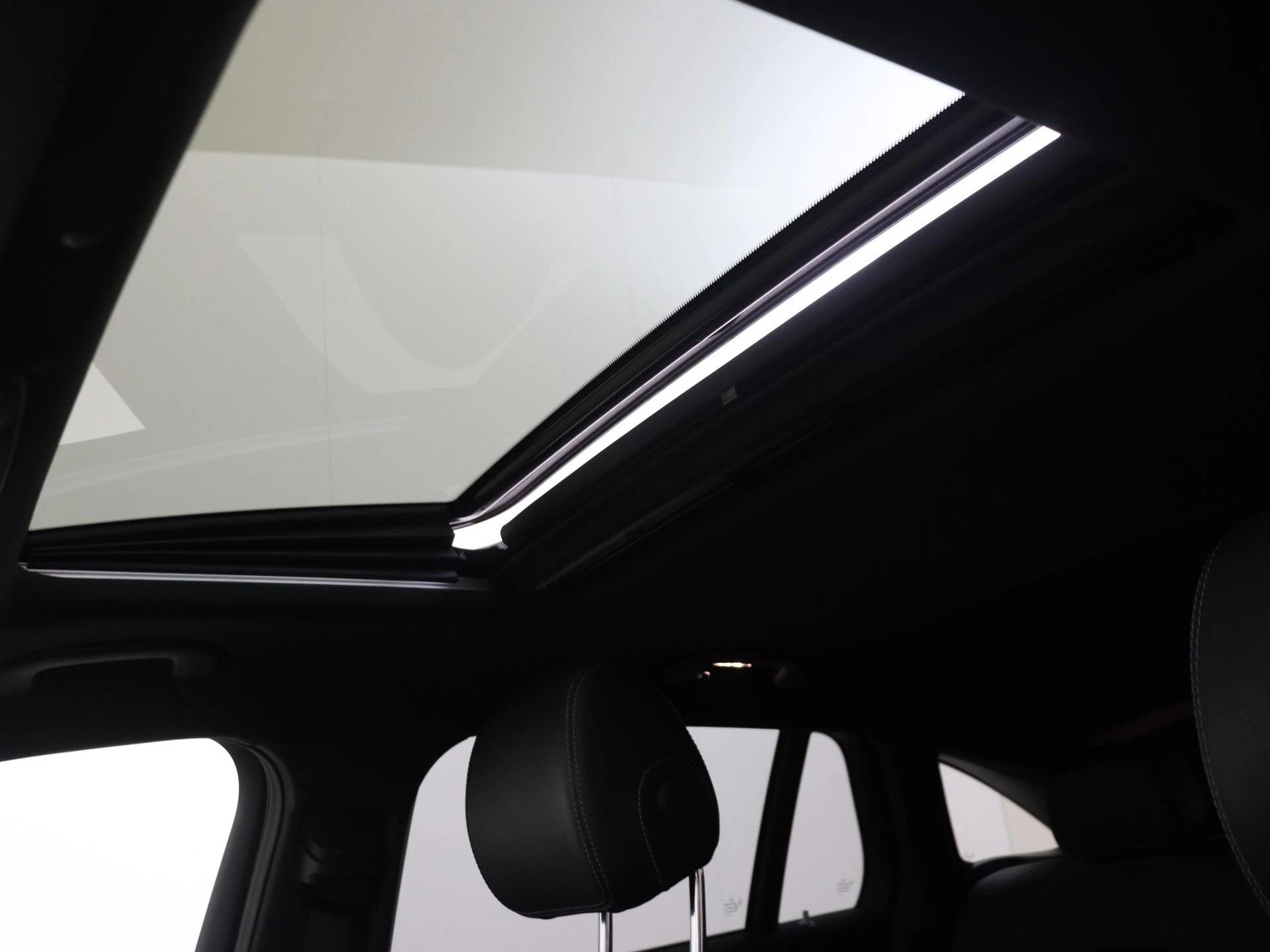 Mercedes-Benz-EQC-image-28