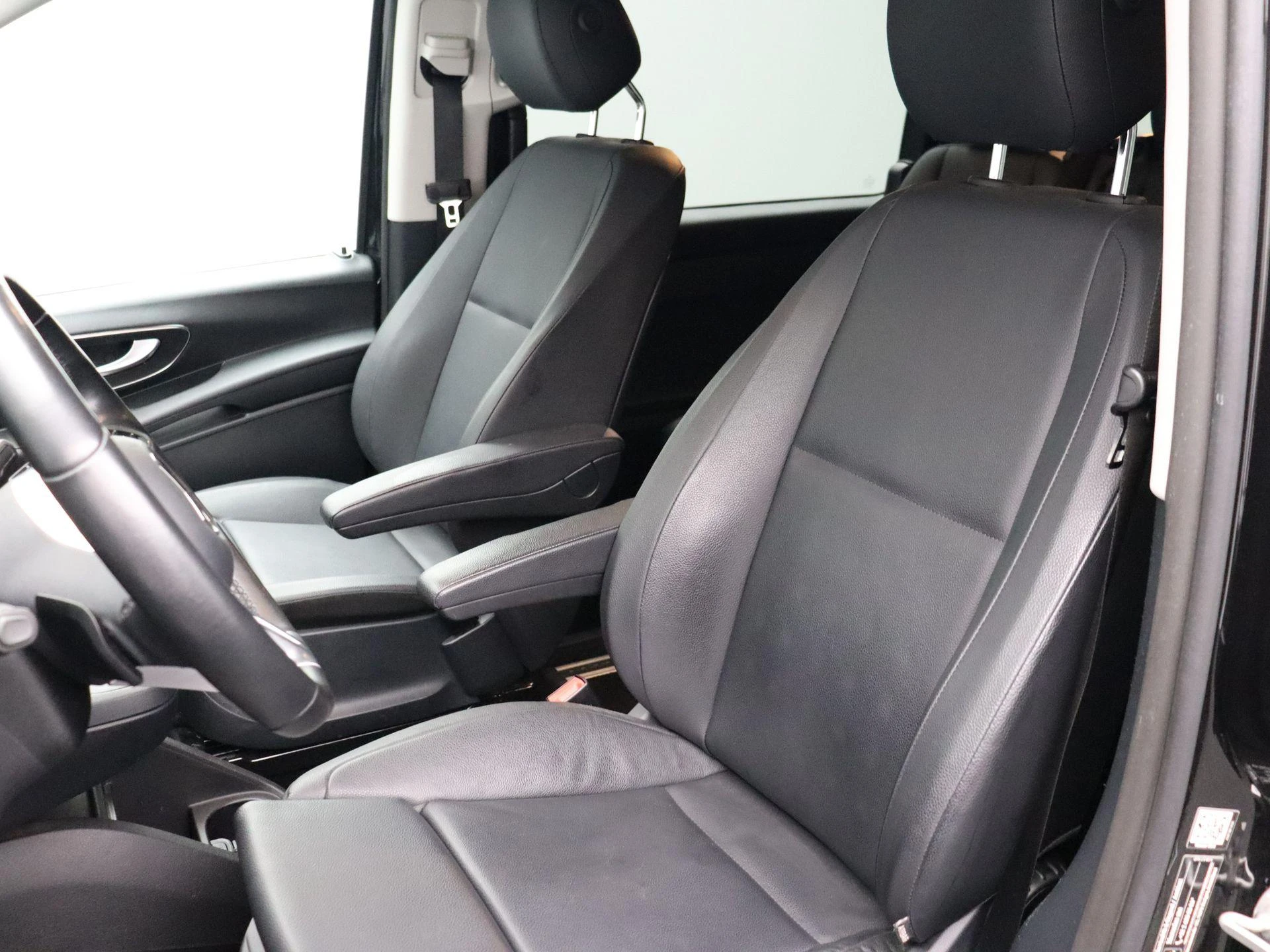 Mercedes-Benz-Vito-image-10