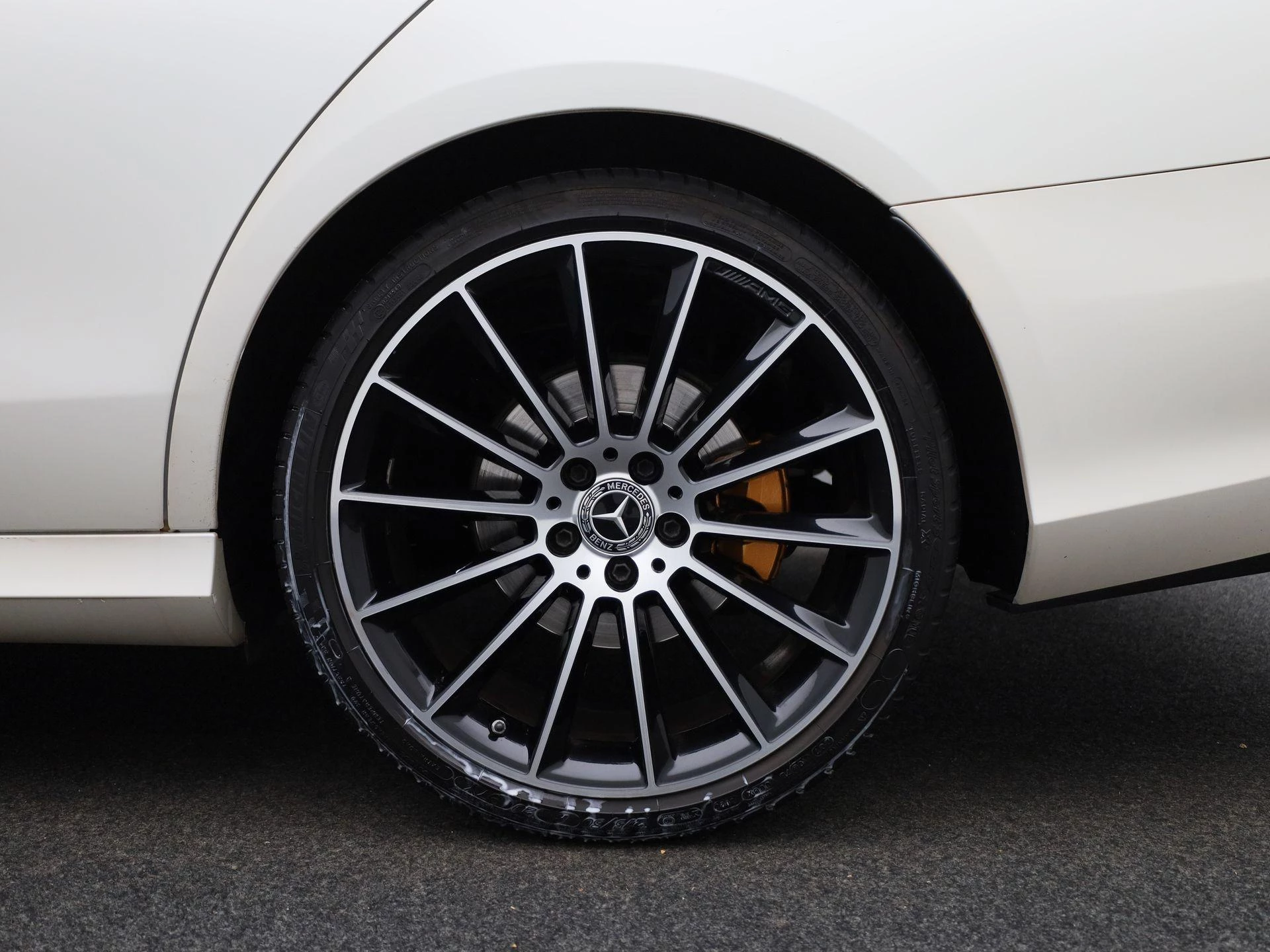 Mercedes-Benz-E-Klasse-image-12