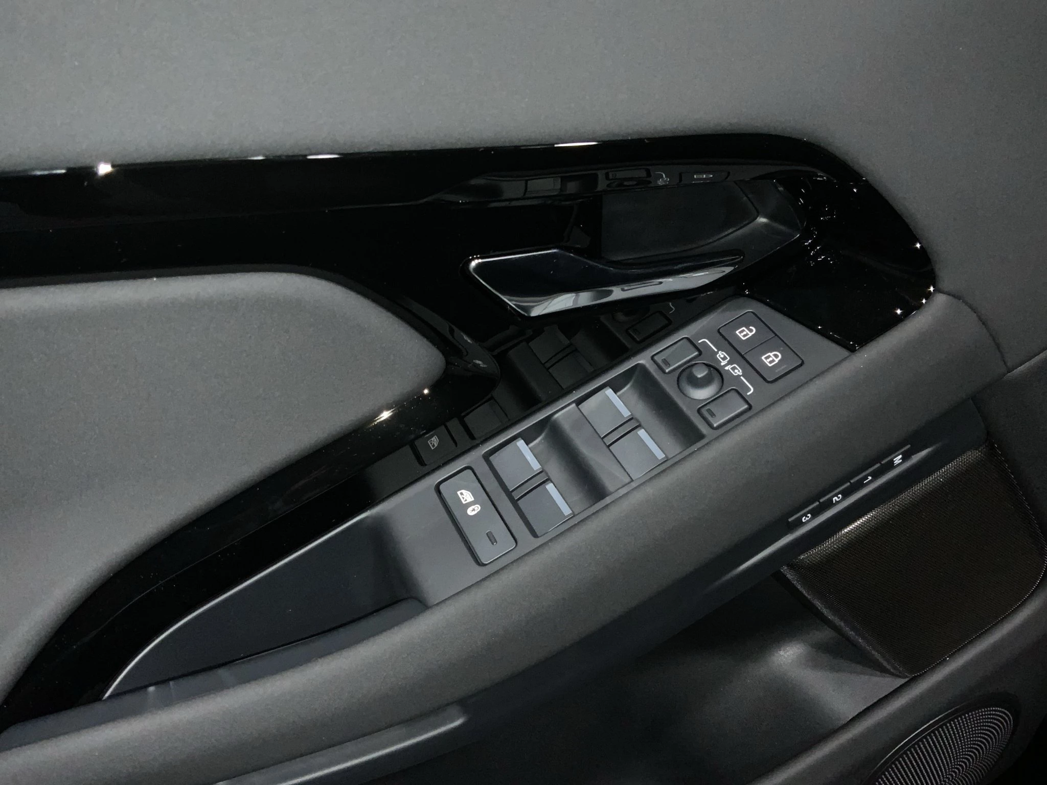 Land Rover-Range Rover Evoque-image-14
