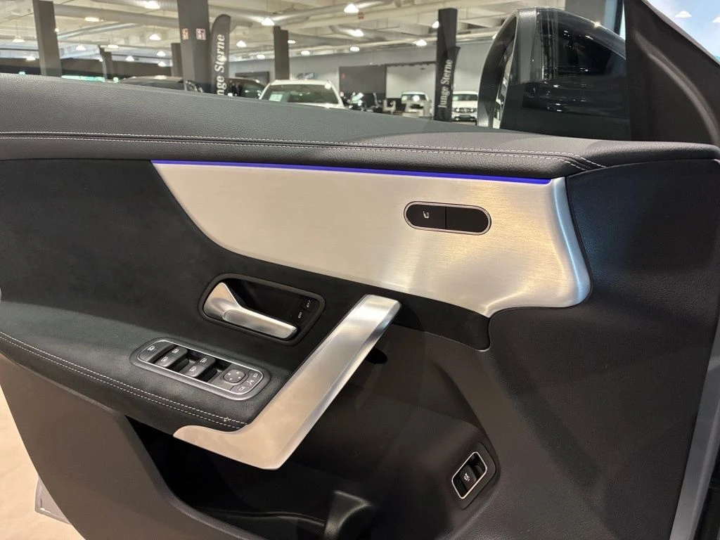 Mercedes-Benz-CLA 200-image-8