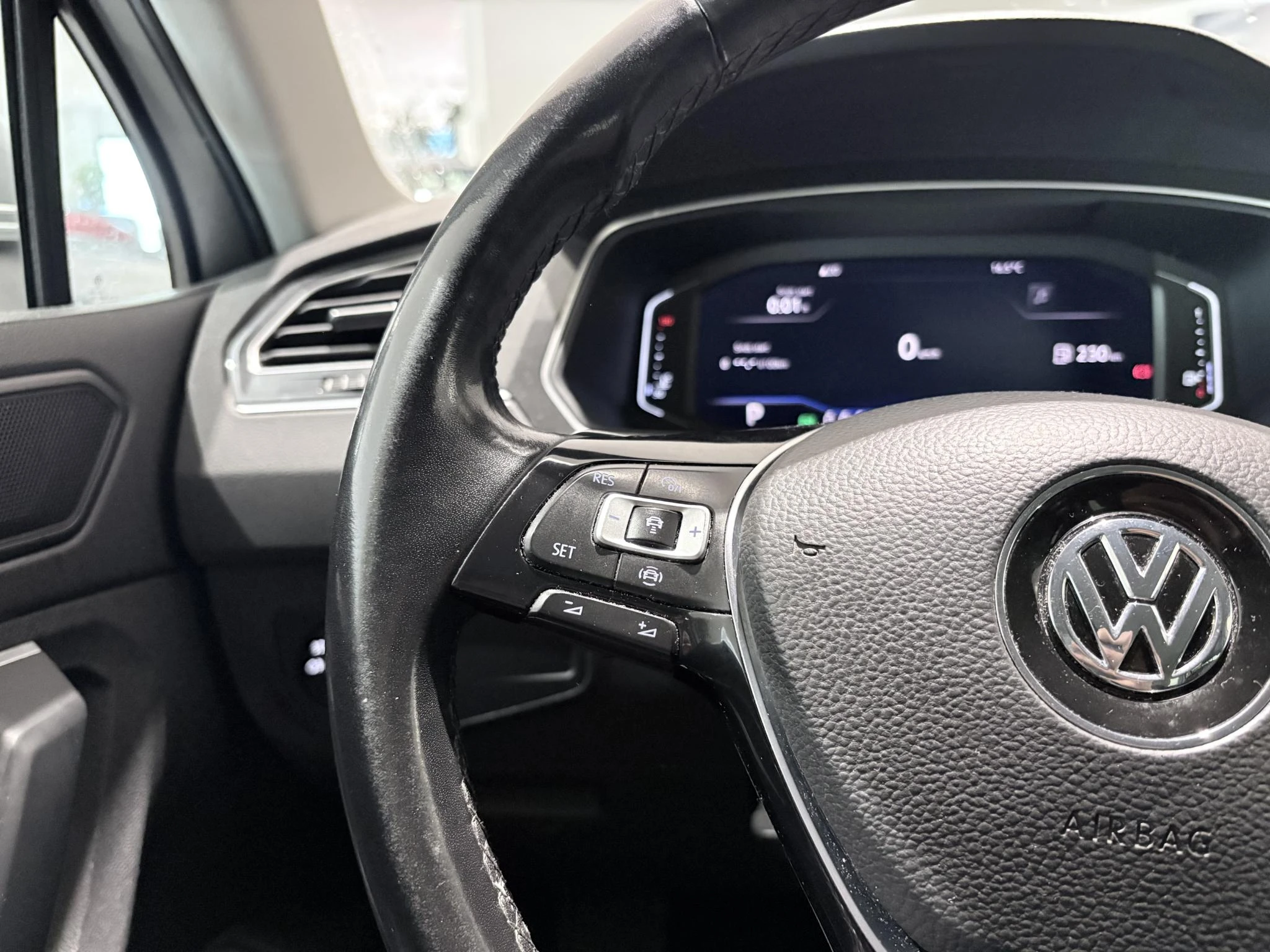 Volkswagen-Tiguan-image-16