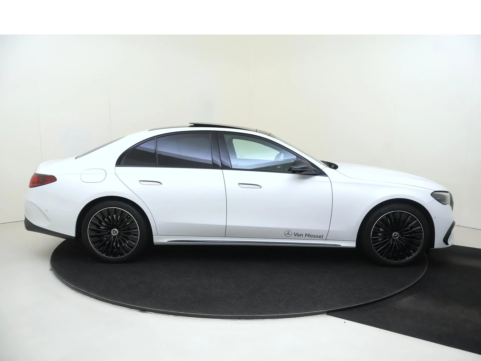 Mercedes-Benz-E-Klasse-image-8