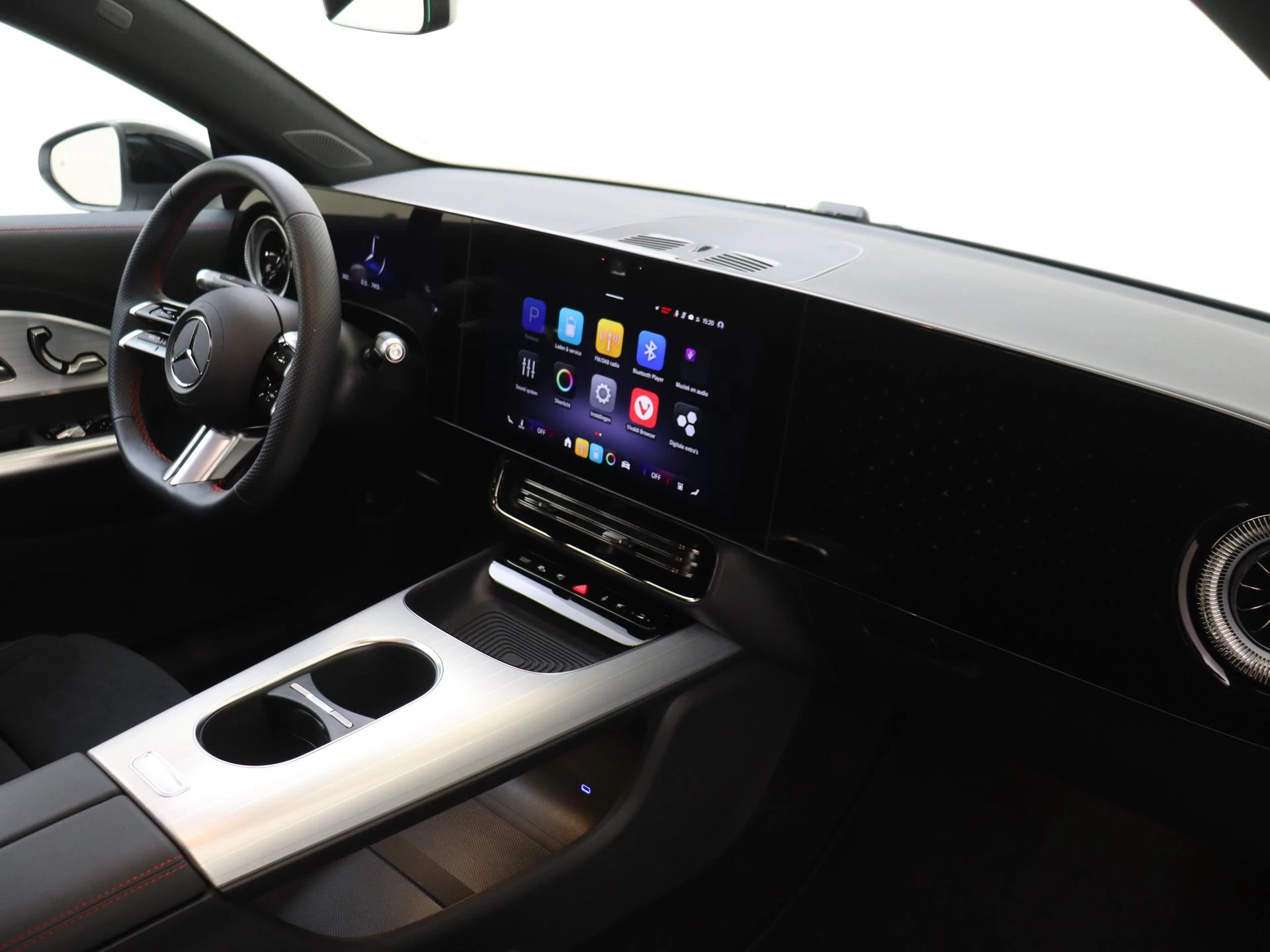 Mercedes-Benz-CLA-image-4