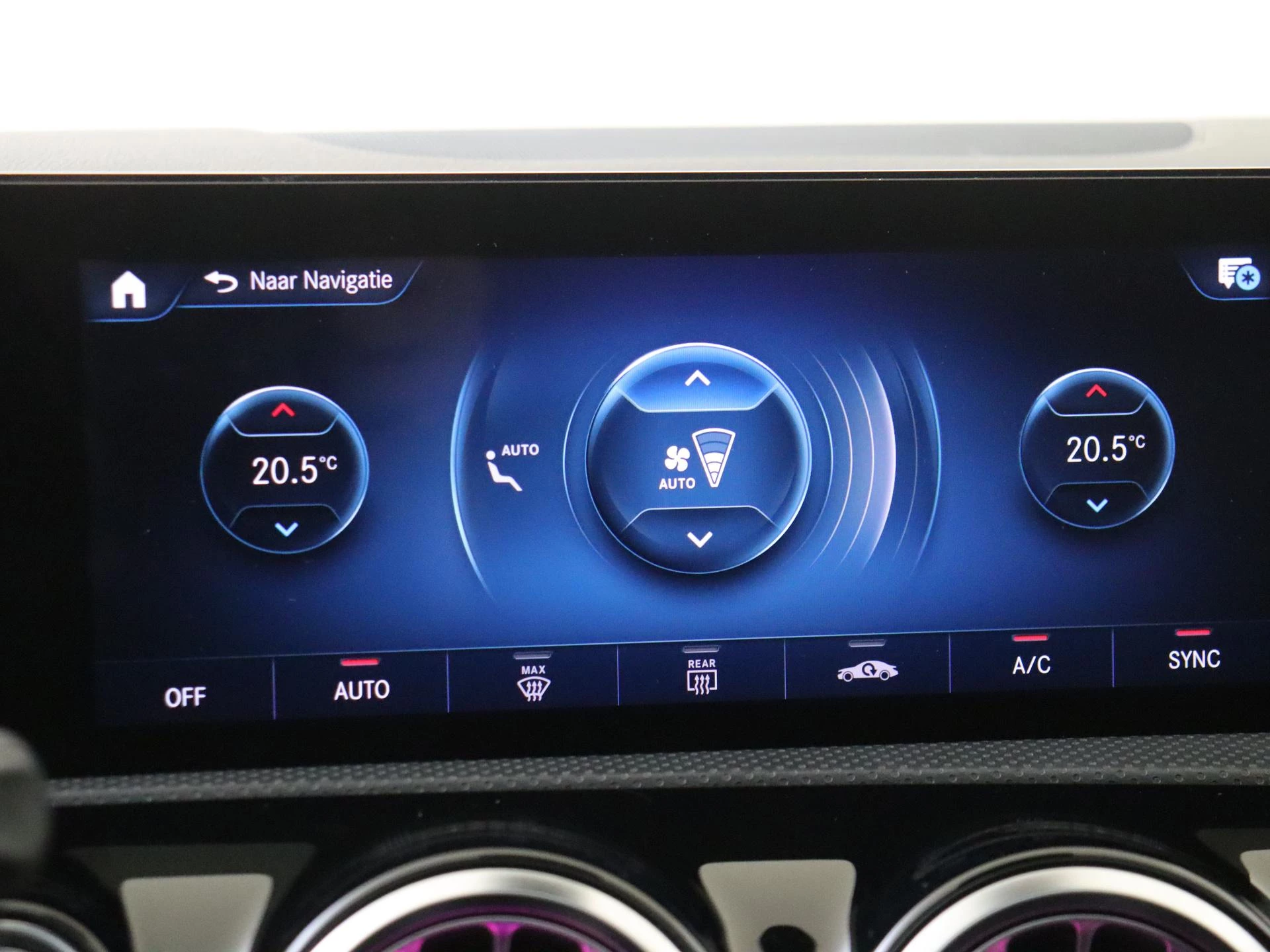 Mercedes-Benz-CLA-image-17
