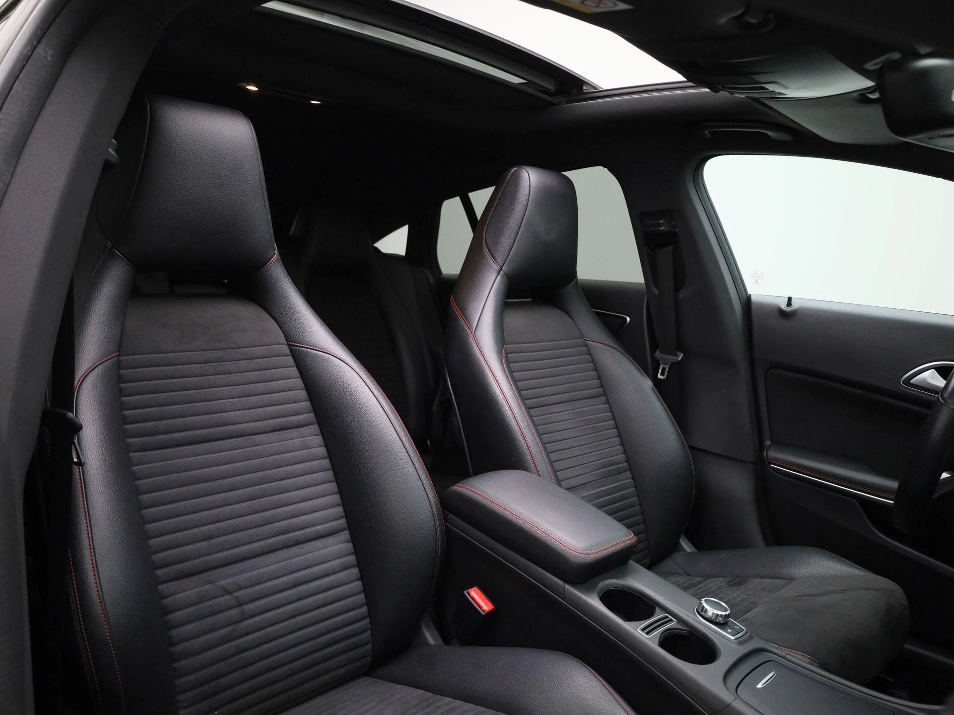 Mercedes-Benz-CLA-image-40