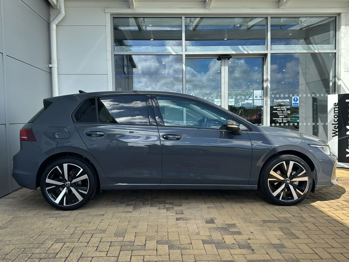 Volkswagen-Golf-image-9