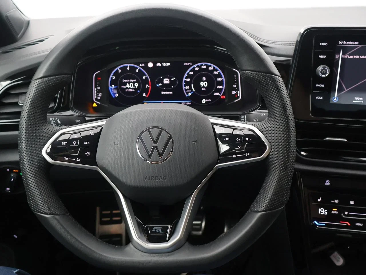 Volkswagen-T-Roc-image-12