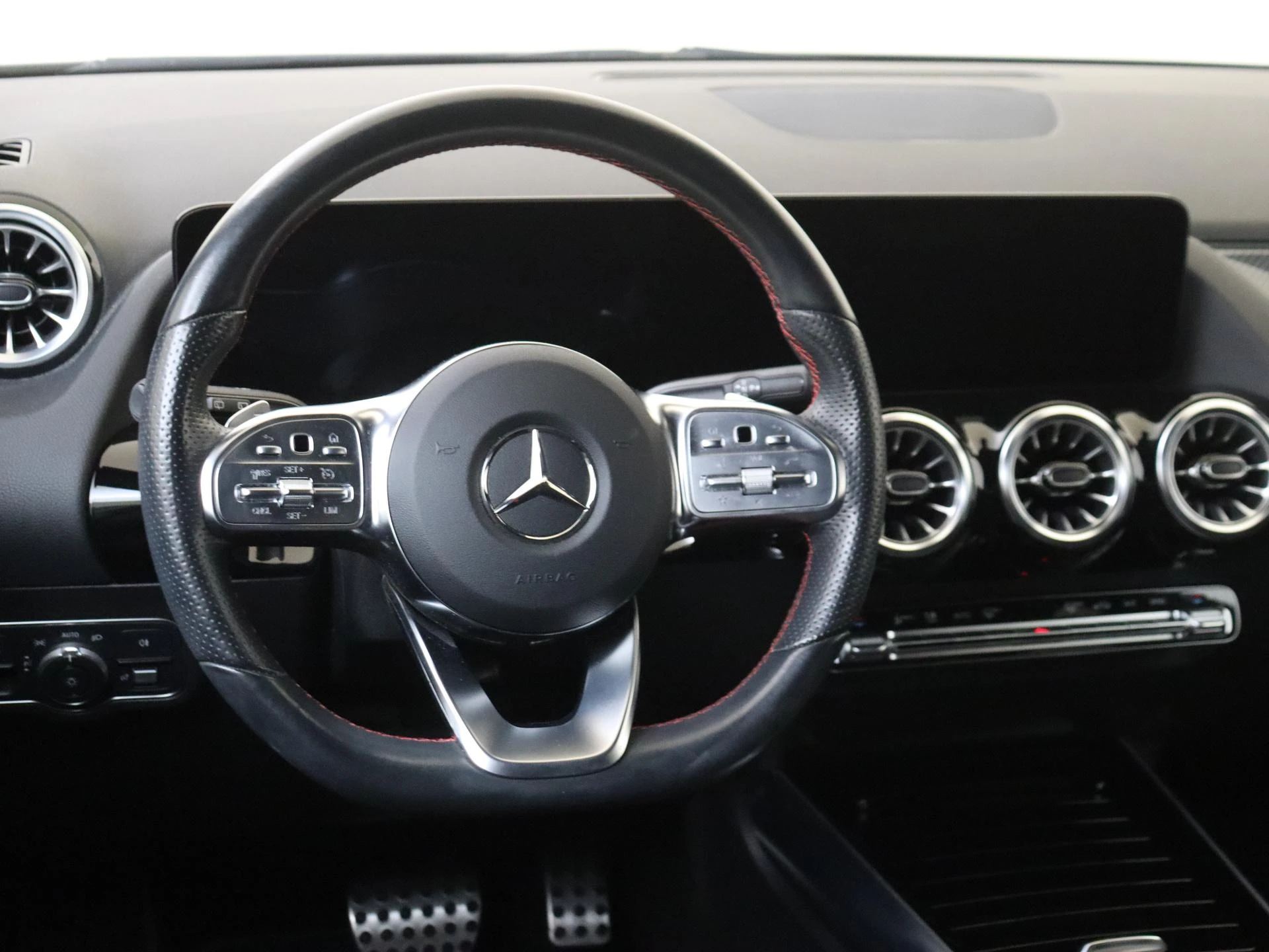 Mercedes-Benz-GLA-image-9