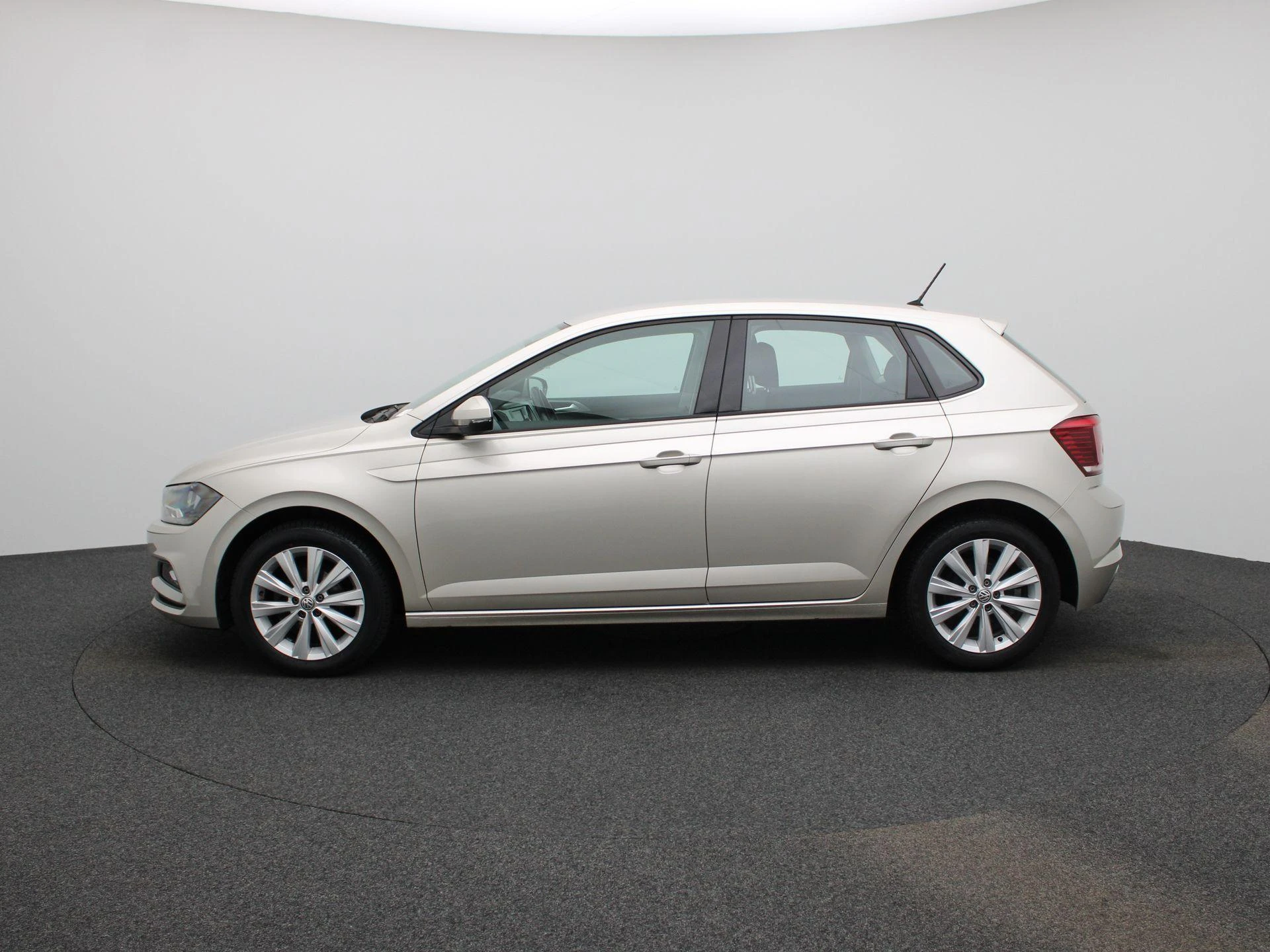 Volkswagen-Polo-image-4