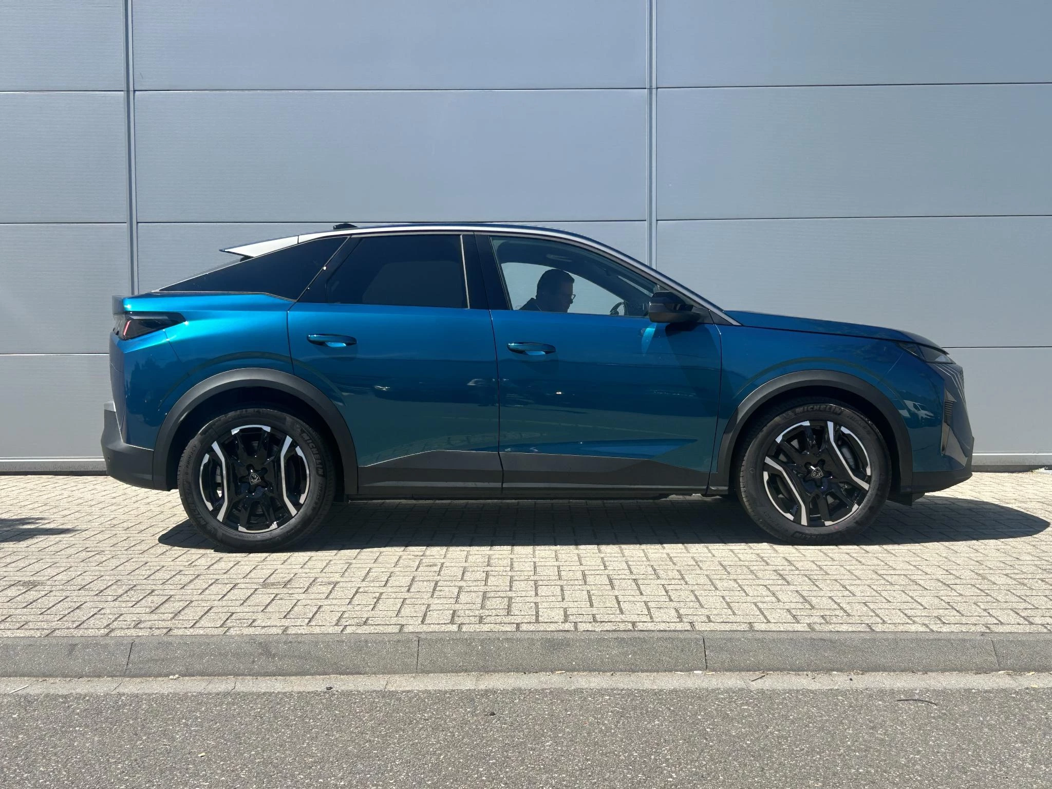 Peugeot e-3008