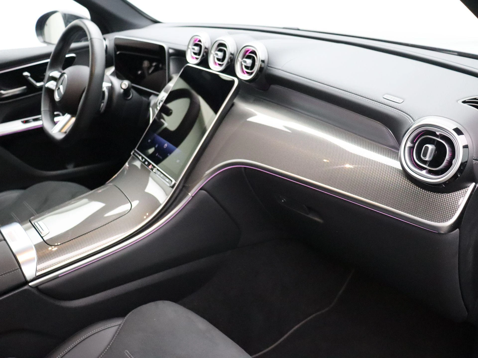 Mercedes-Benz-GLC-image-25