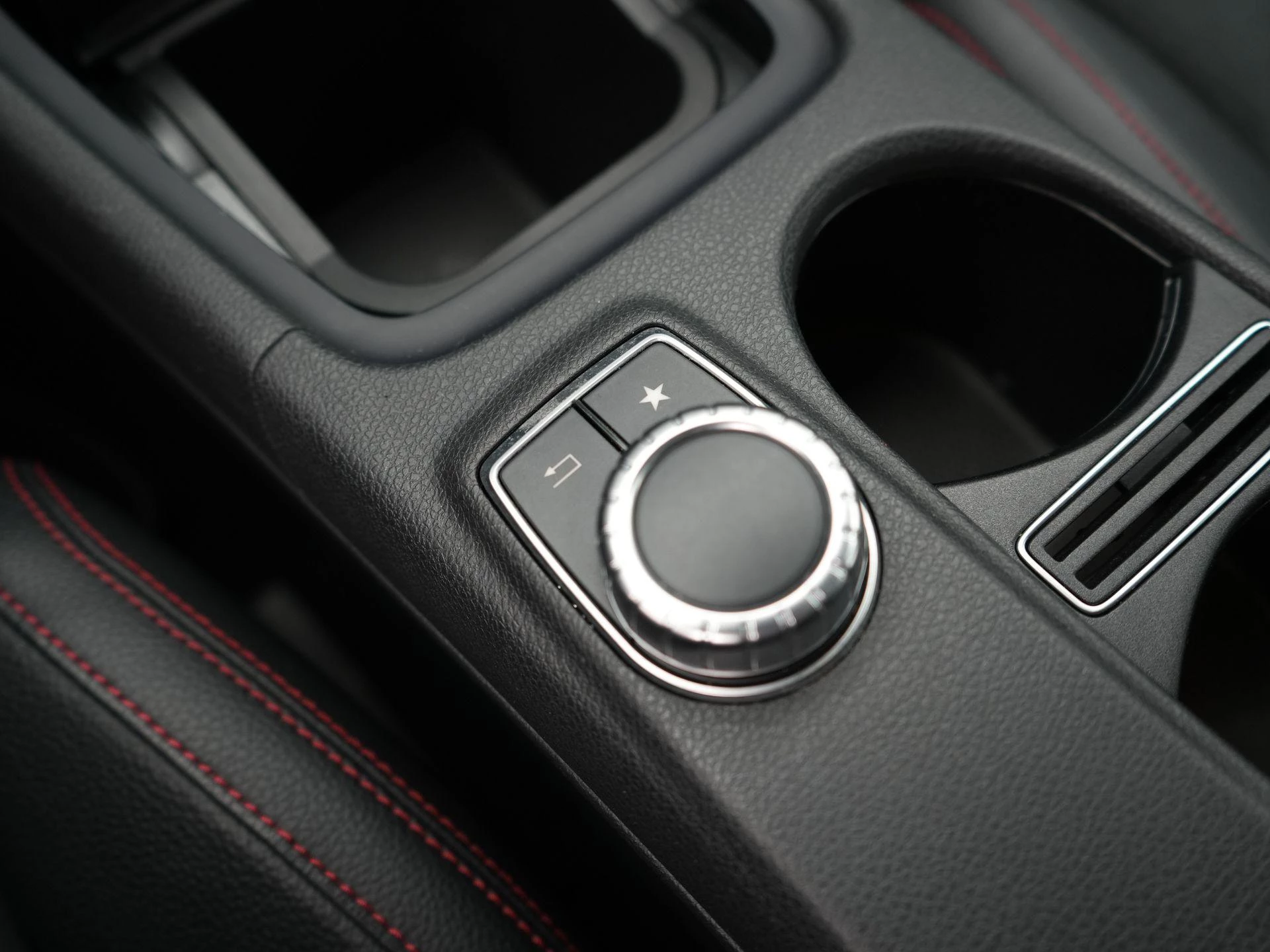 Mercedes-Benz-CLA-image-18