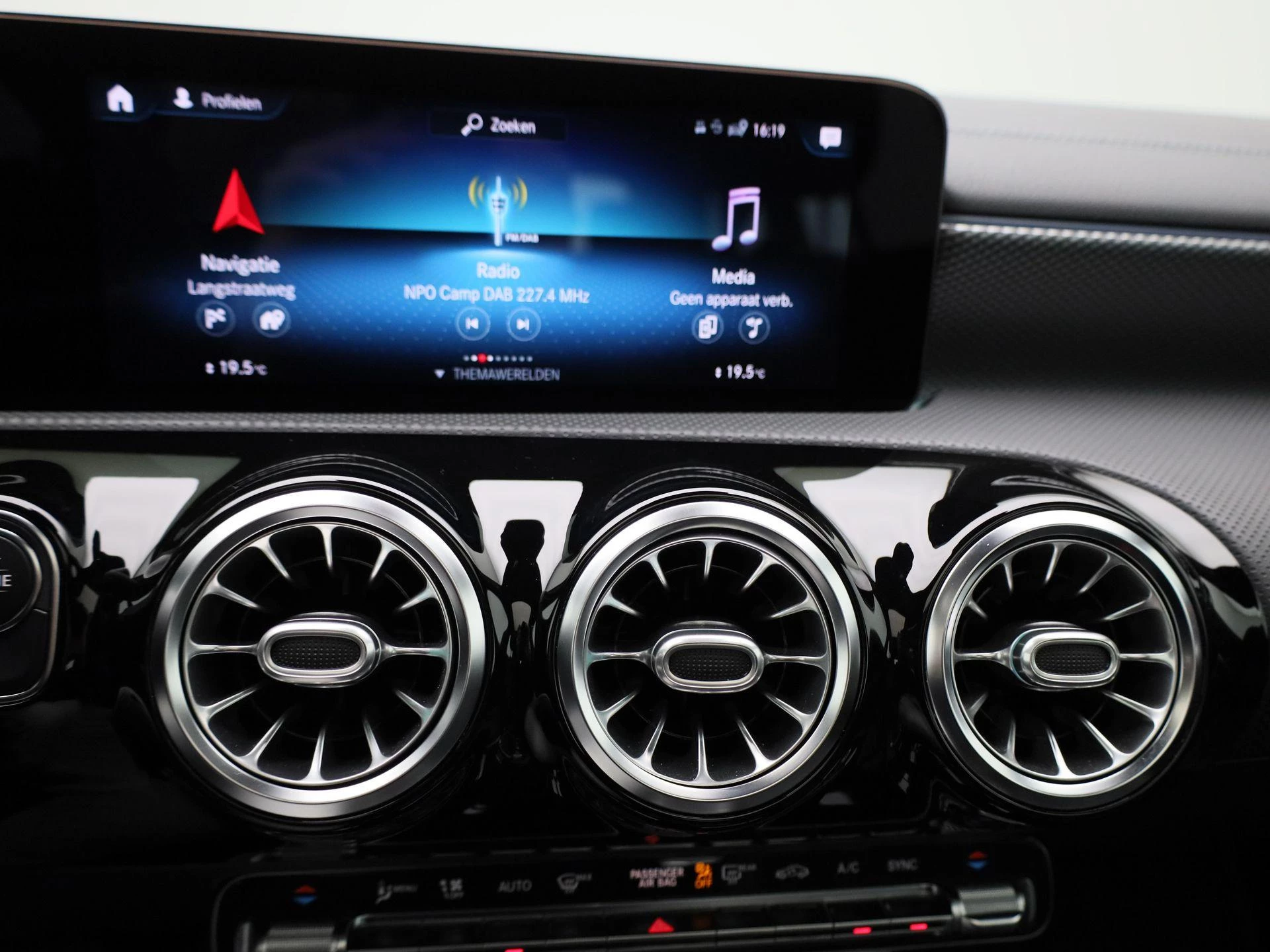 Mercedes-Benz-CLA-image-14