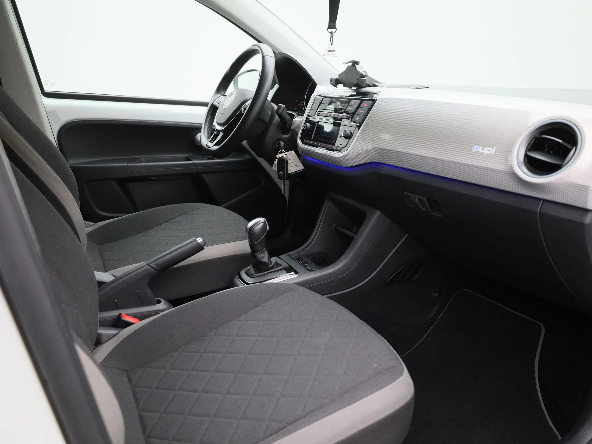 Volkswagen-e-up!-image-26